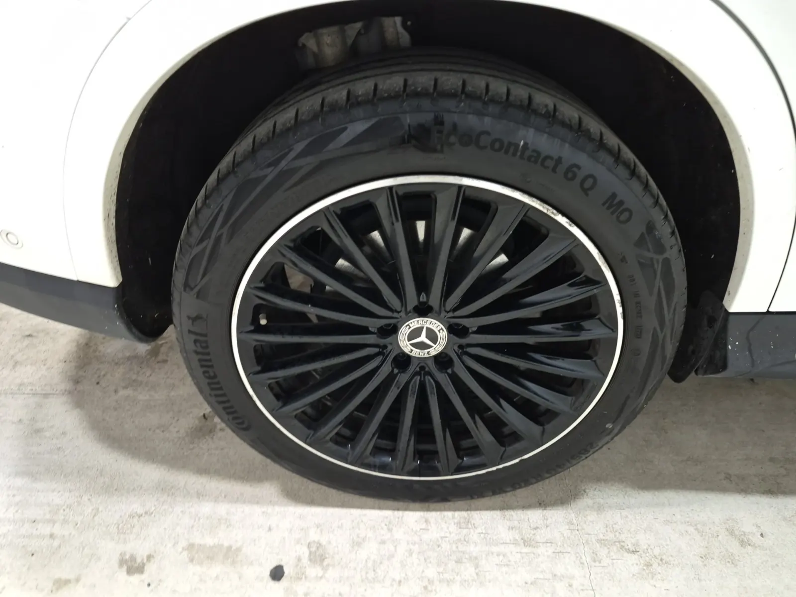 Right Rear Wheel/Tire Photo