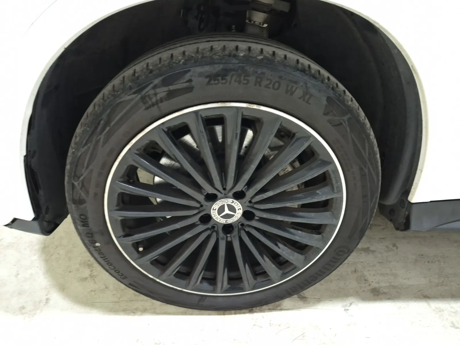 Front driver wheel/tire photo
