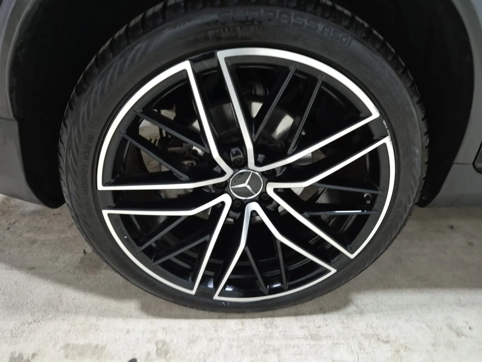 Right Rear Wheel/Tire Photo