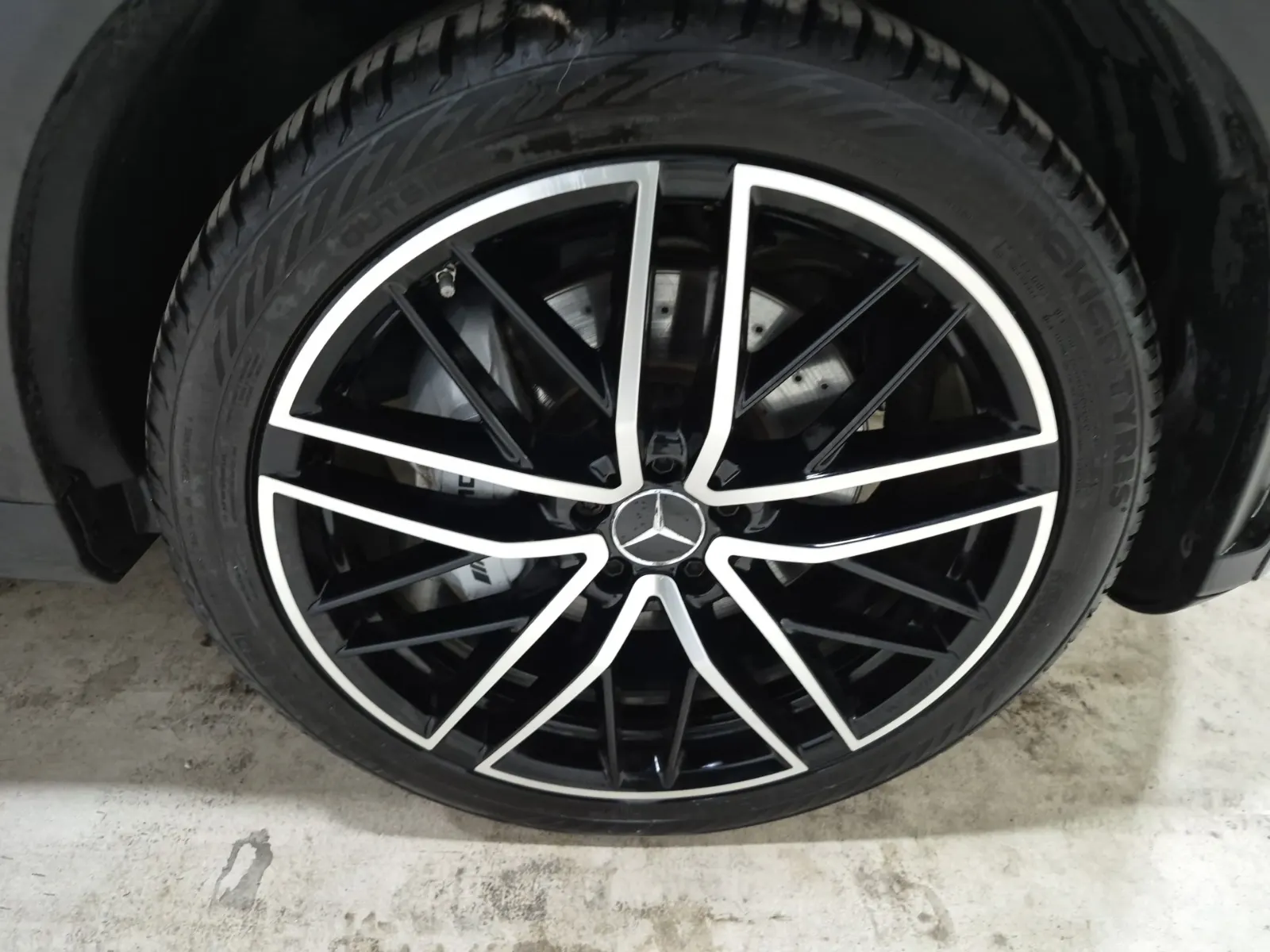 Right Front Wheel/Tire Photo