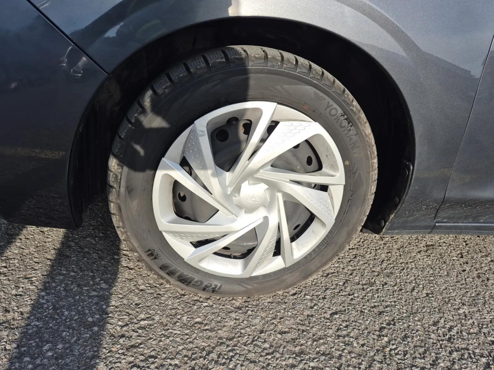 Front driver wheel/tire photo