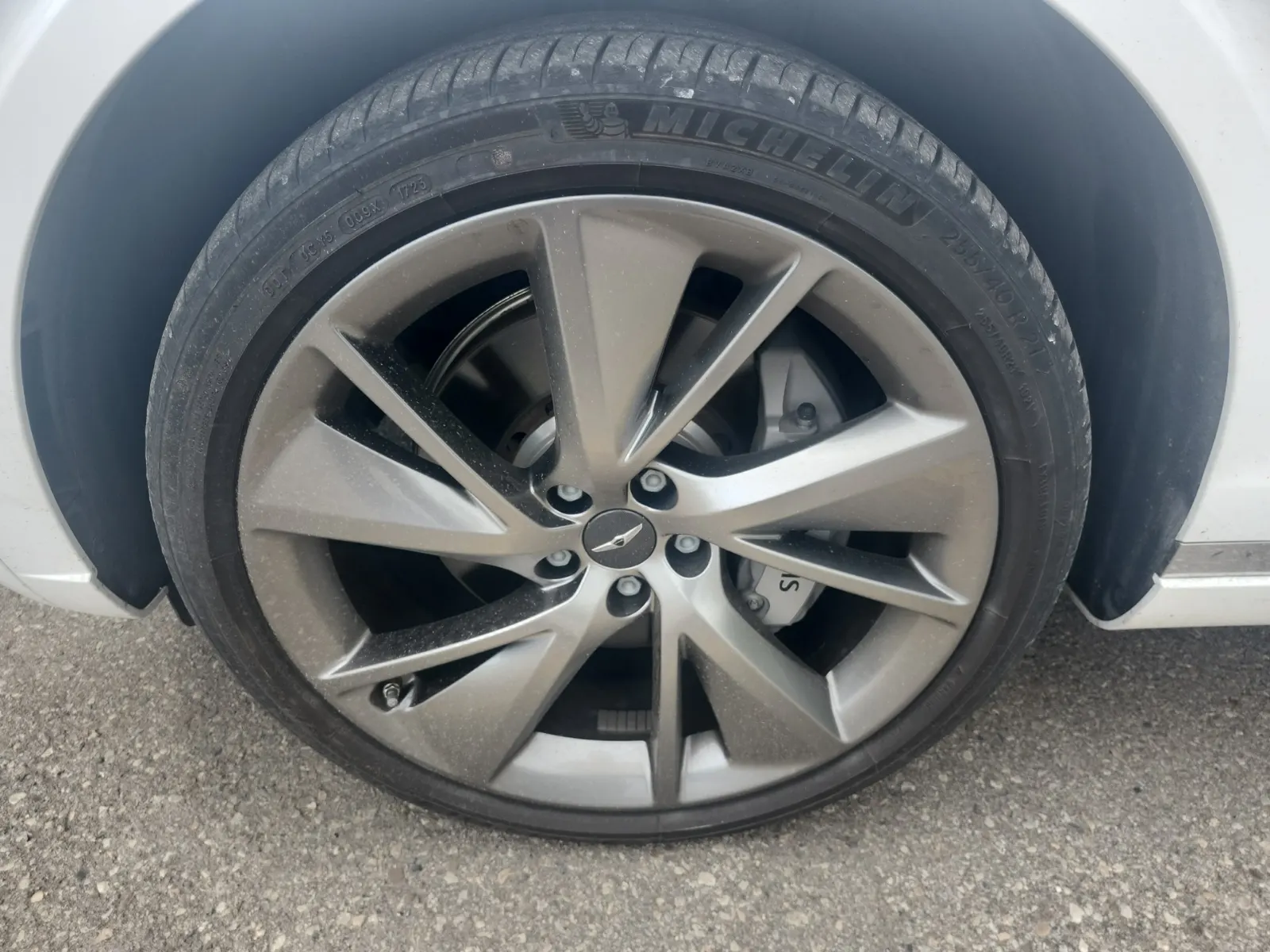 Front driver wheel/tire photo