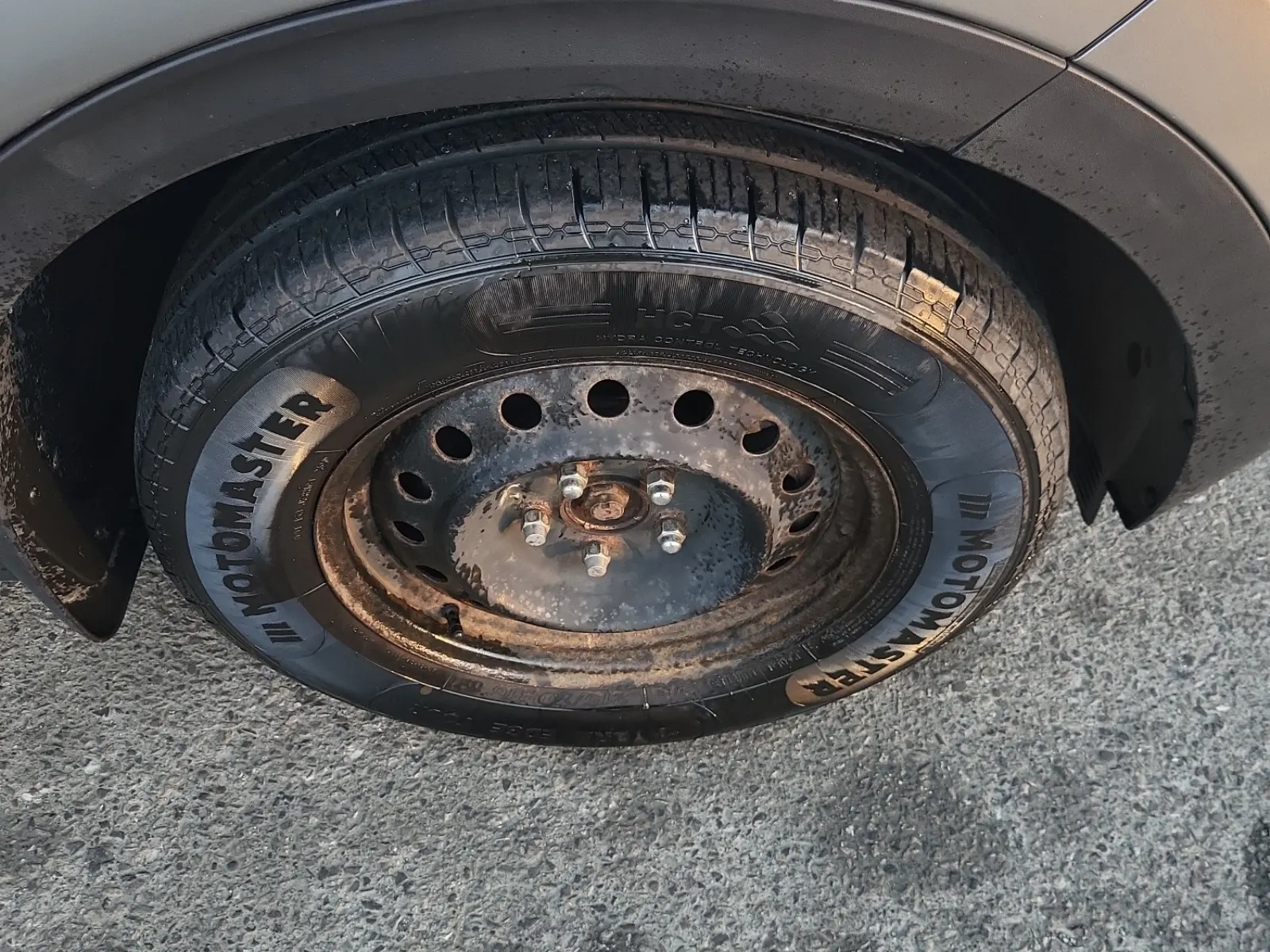 Right Front Wheel/Tire Photo