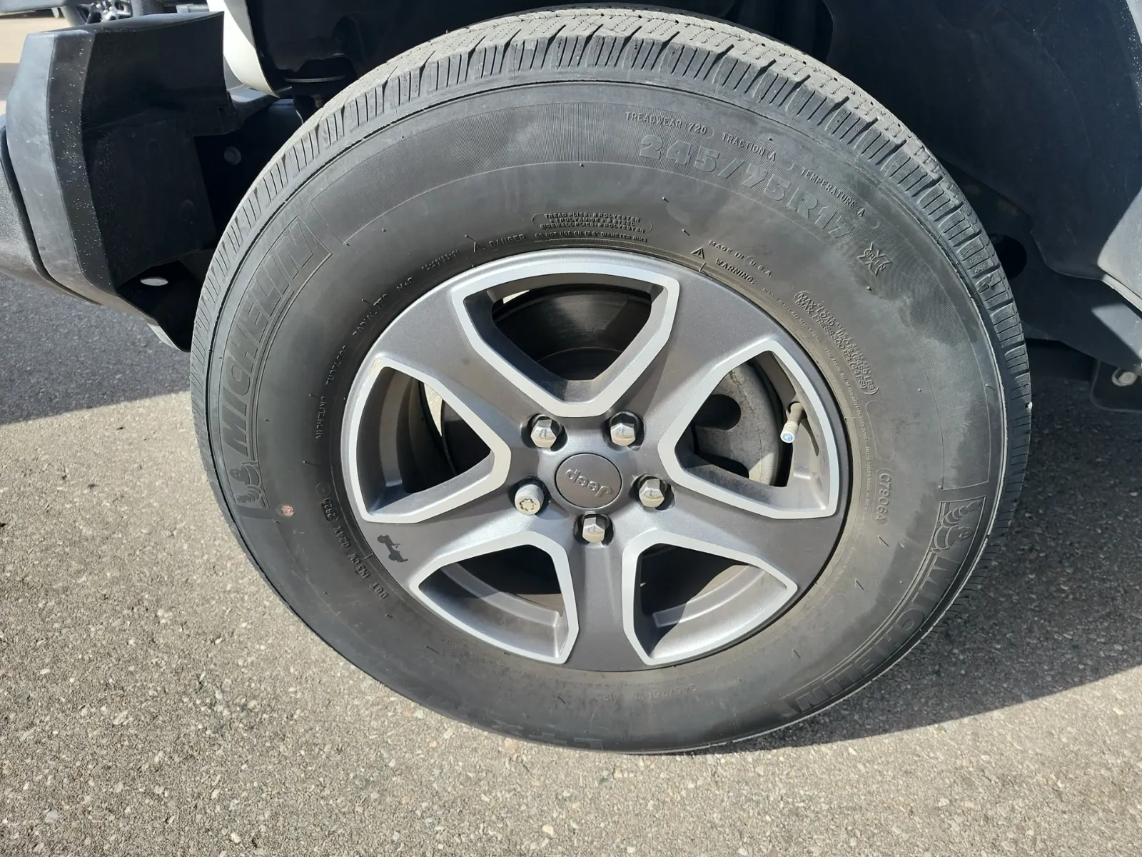 Front driver wheel/tire photo