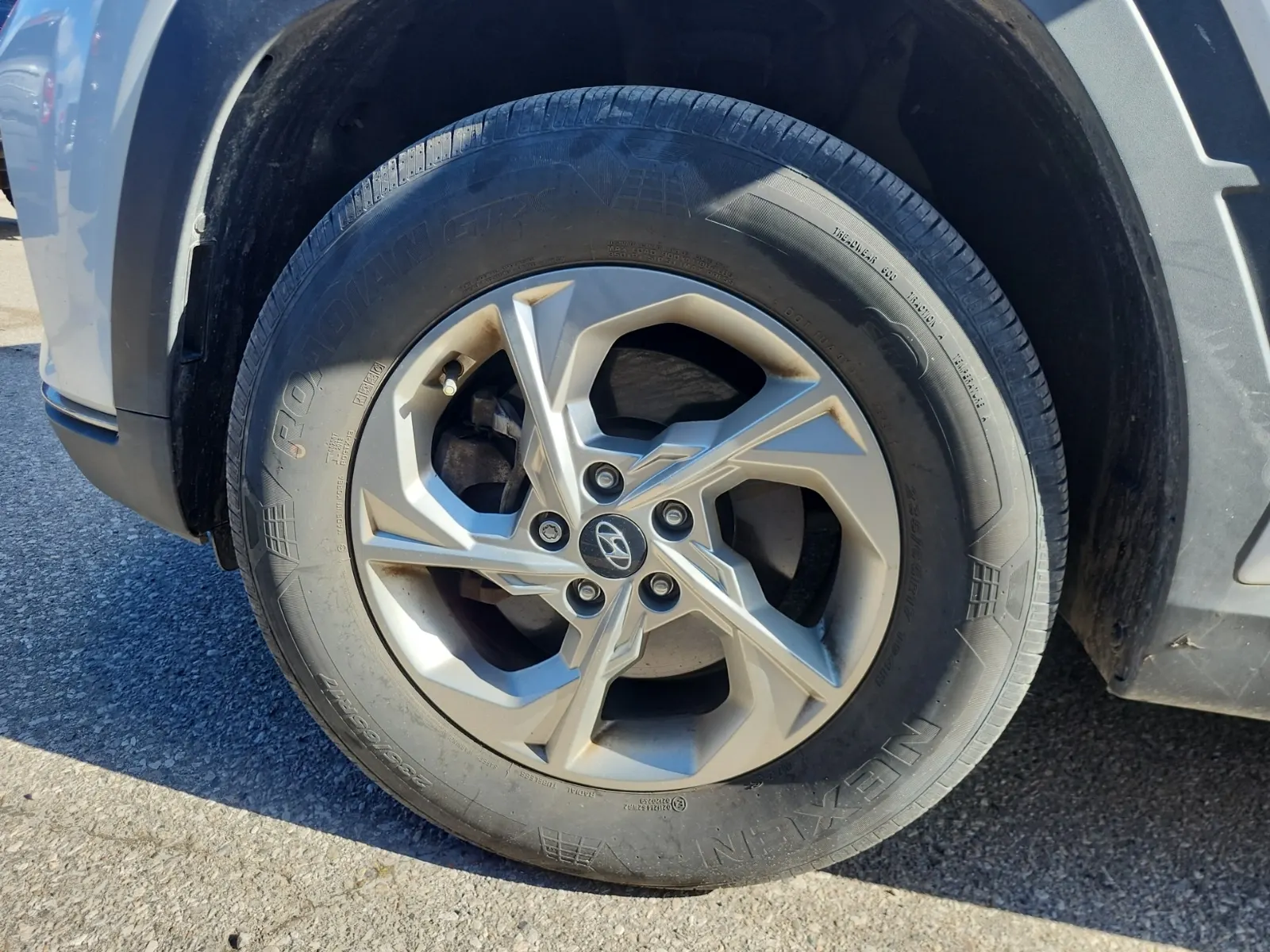 Front driver wheel/tire photo