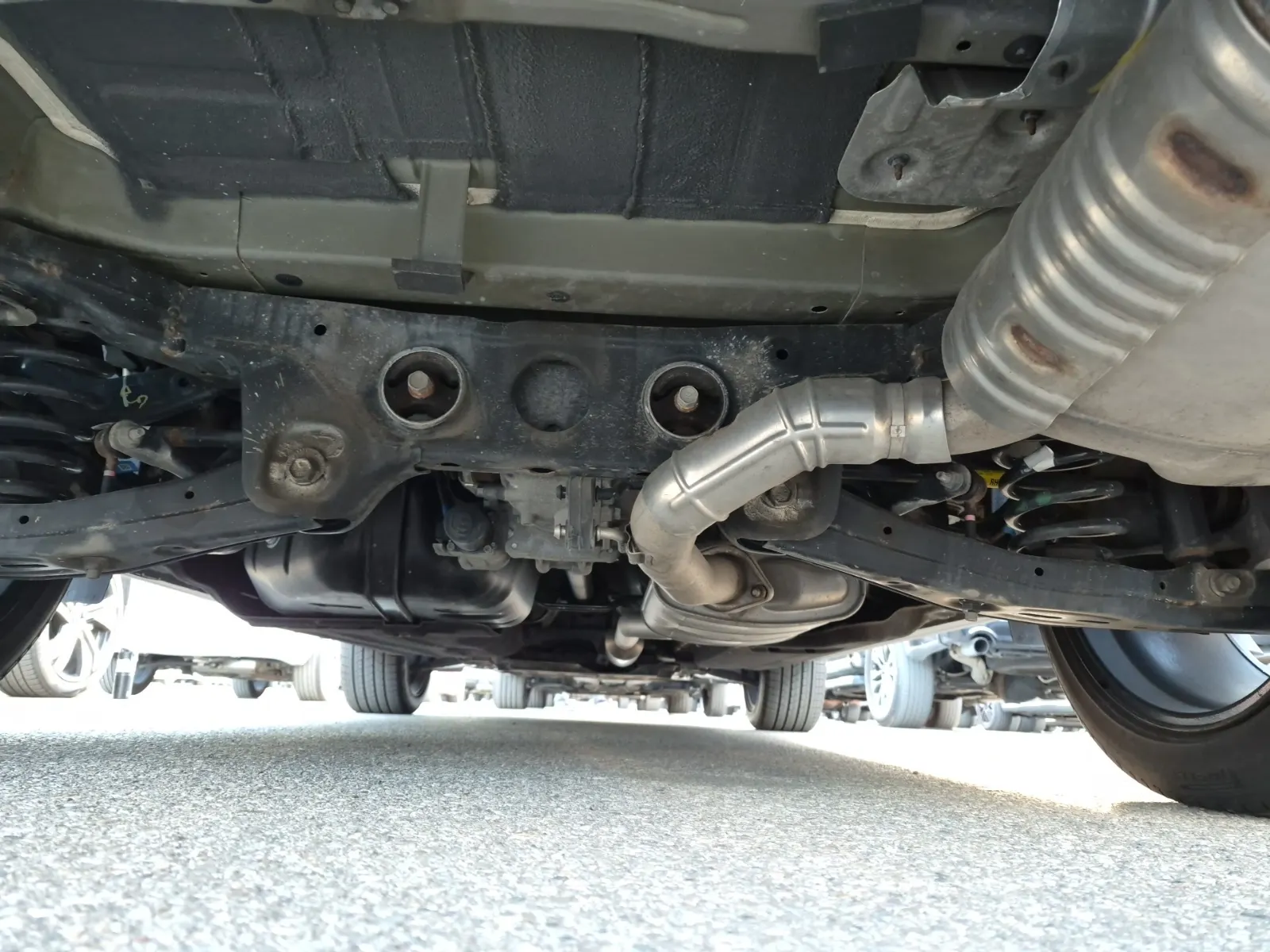 Undercarriage - Rear Photo