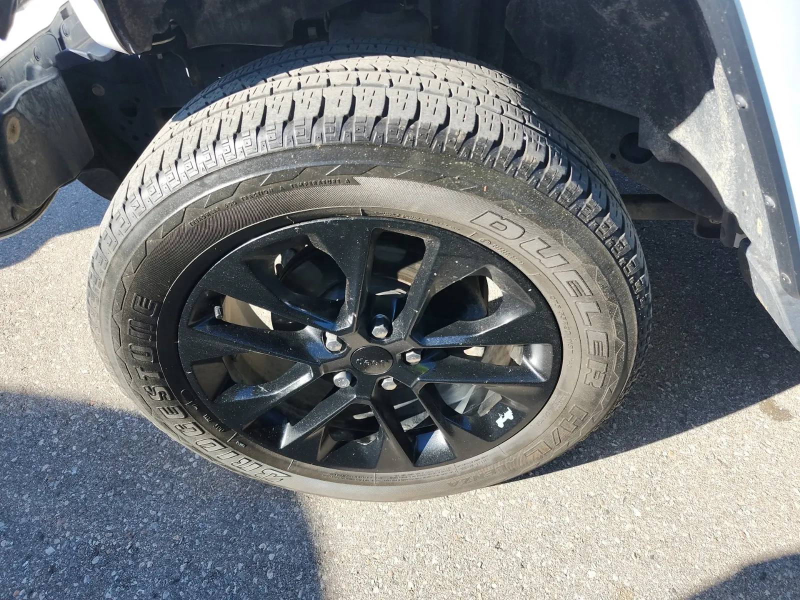 Front driver wheel/tire photo