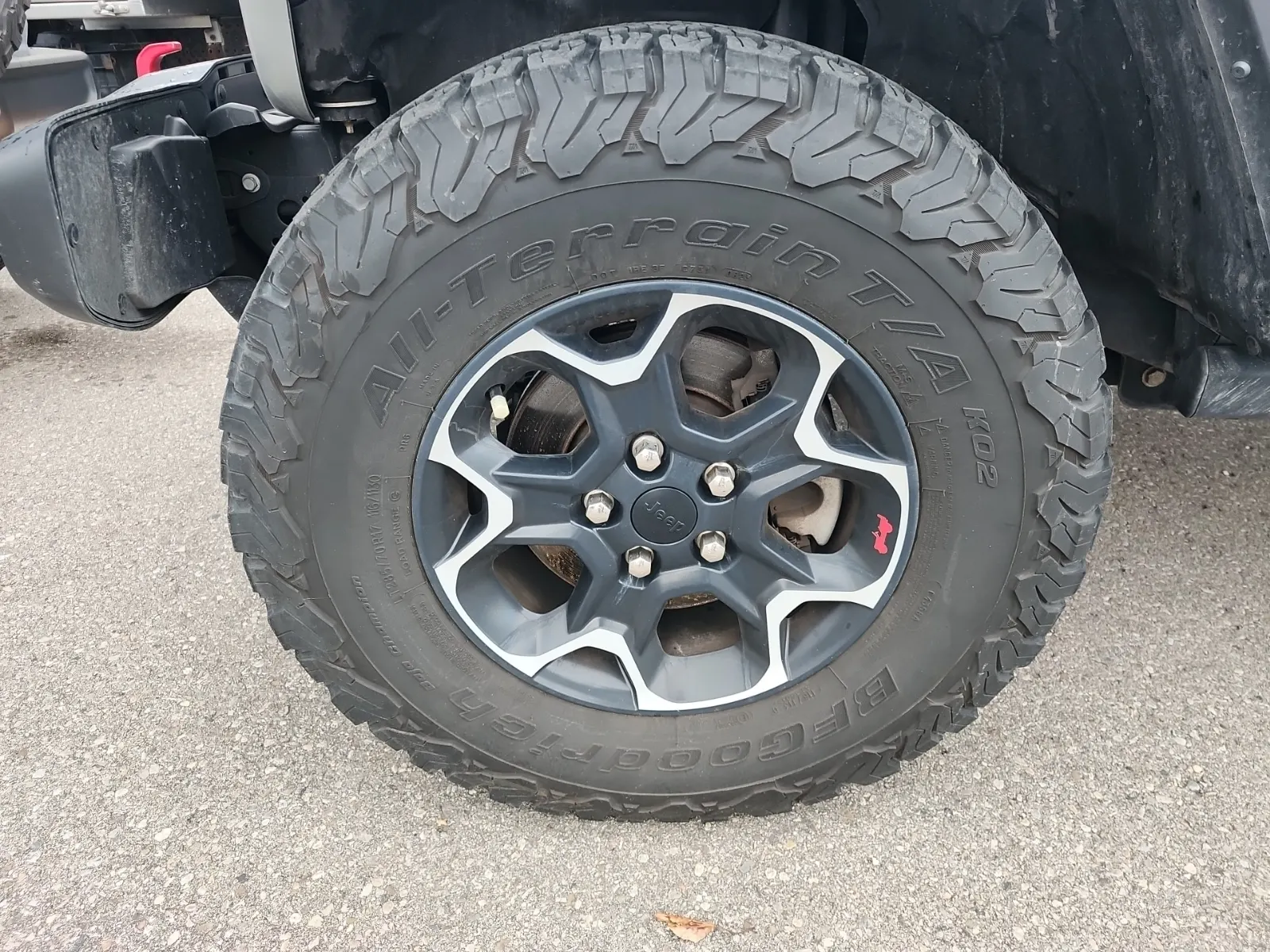 Front driver wheel/tire photo