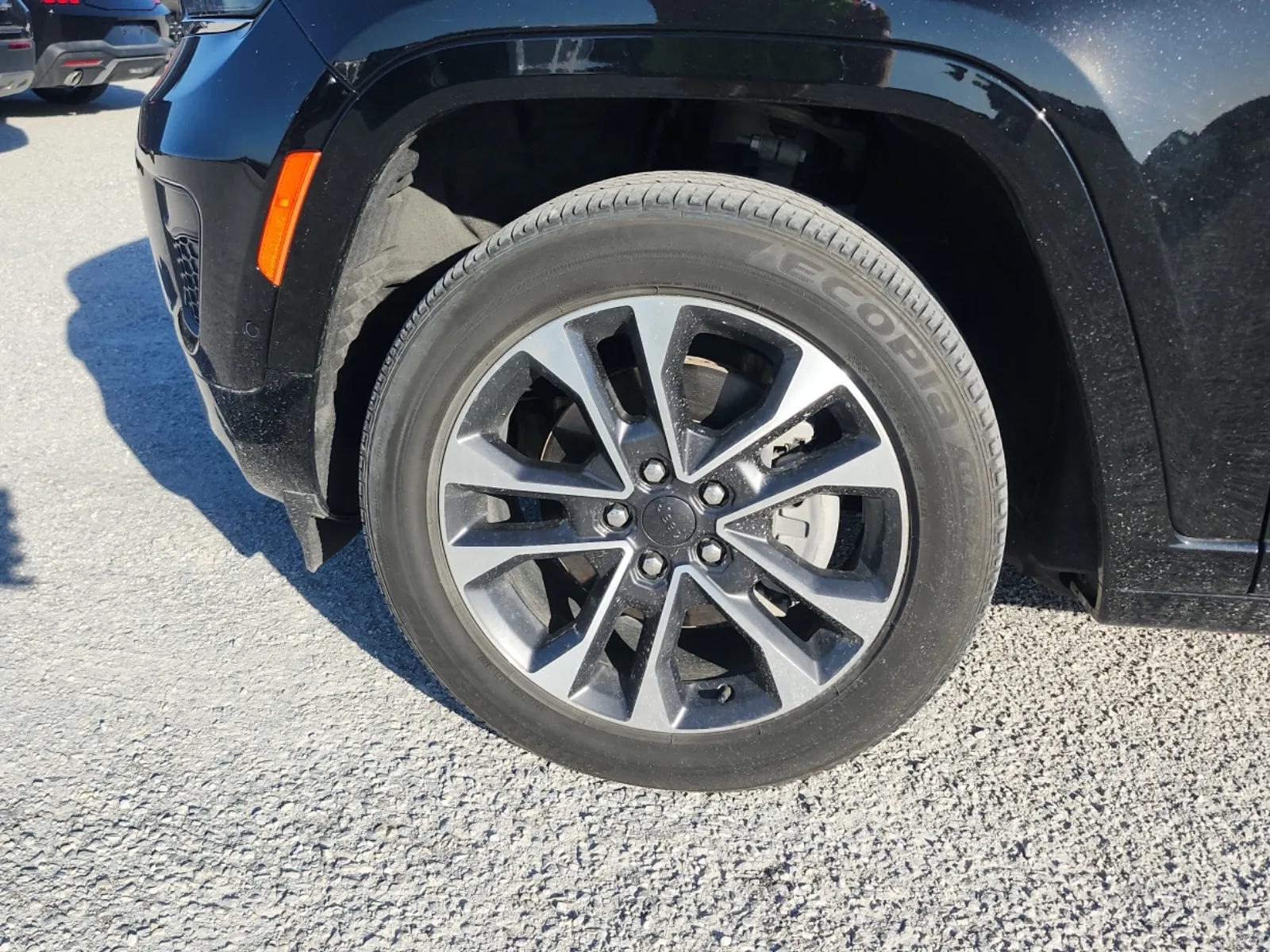 Front driver wheel/tire photo