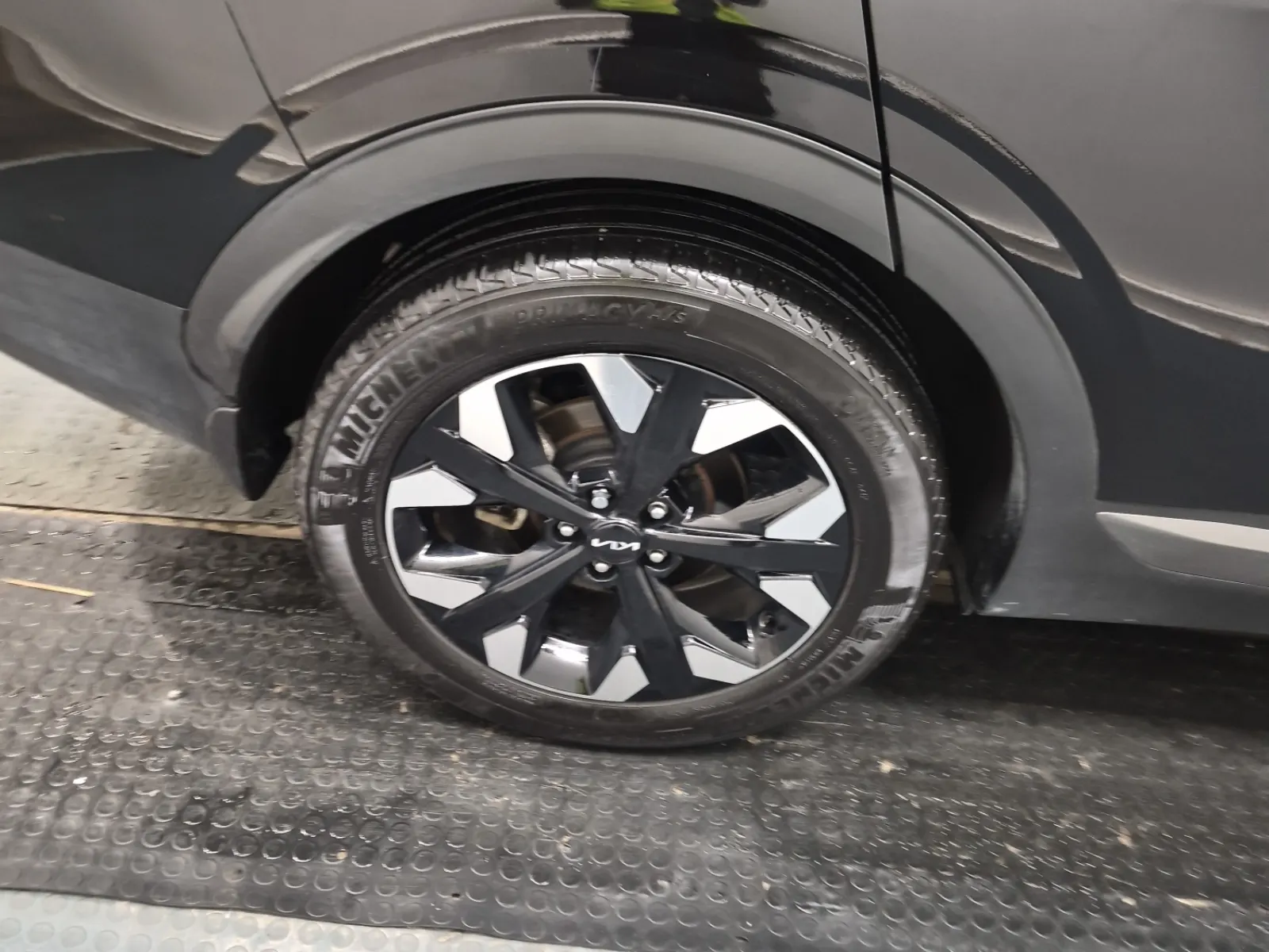 Right Rear Wheel/Tire Photo