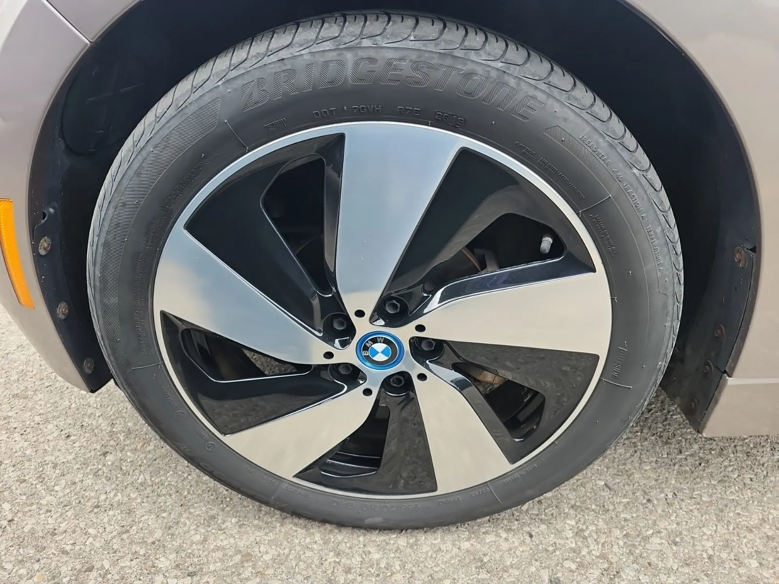 Front driver wheel/tire photo