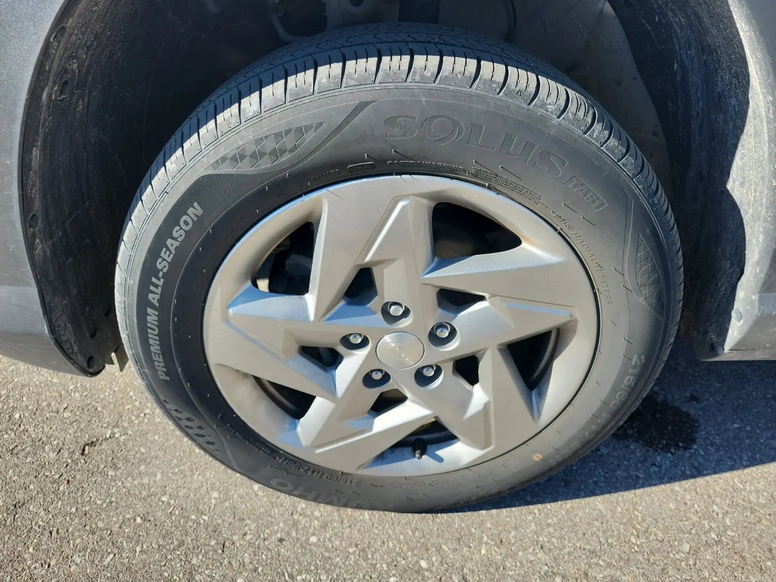 Front driver wheel/tire photo