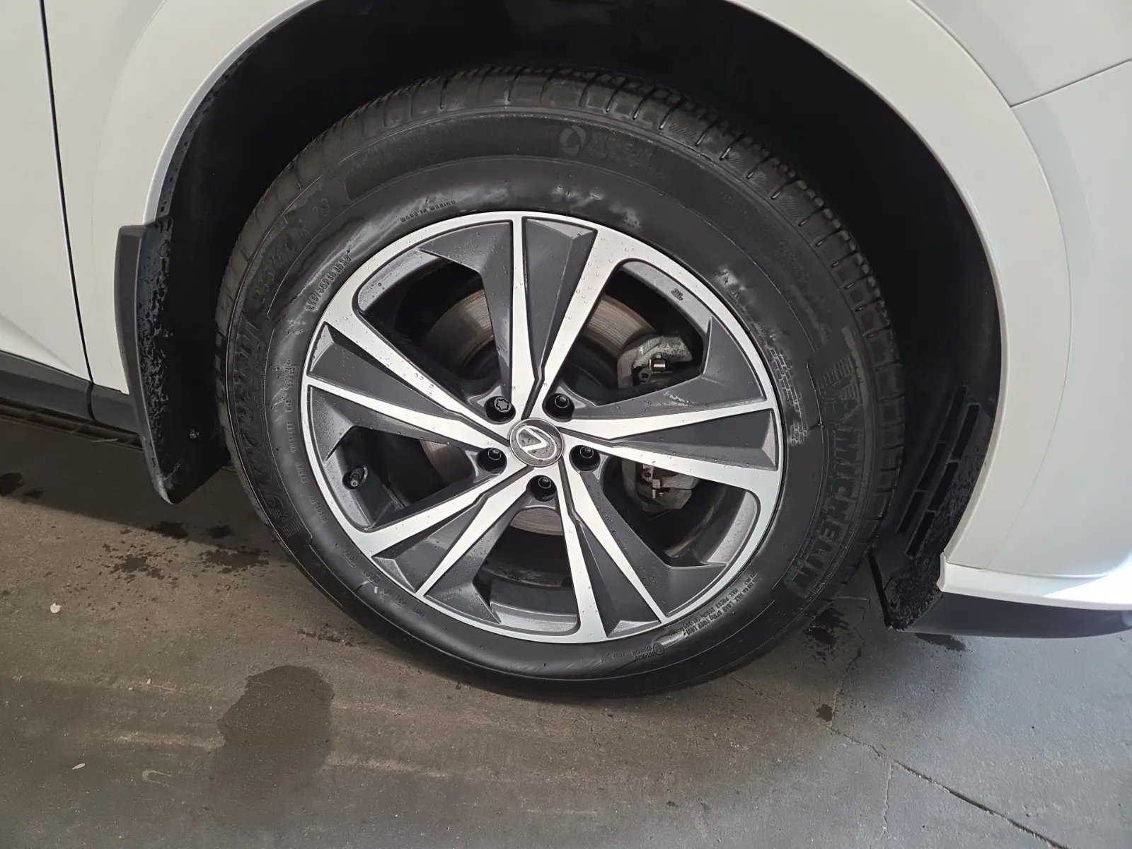 Right Front Wheel/Tire Photo