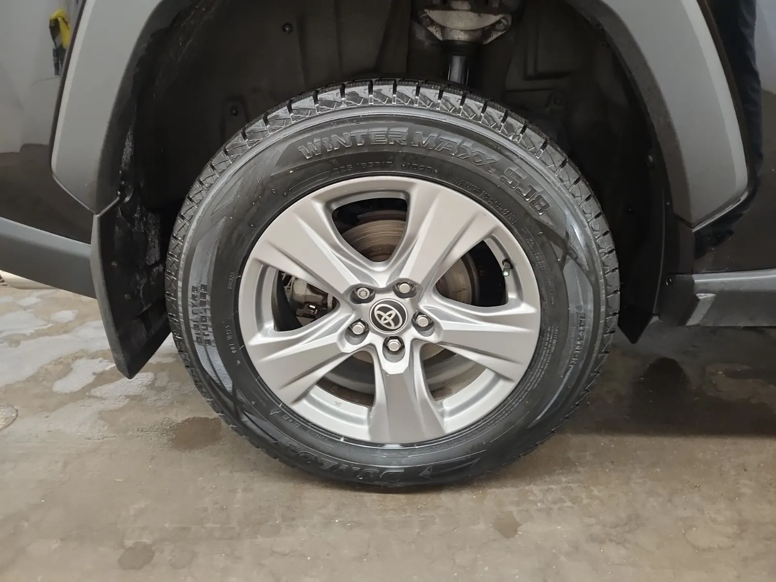 Right Rear Wheel/Tire Photo