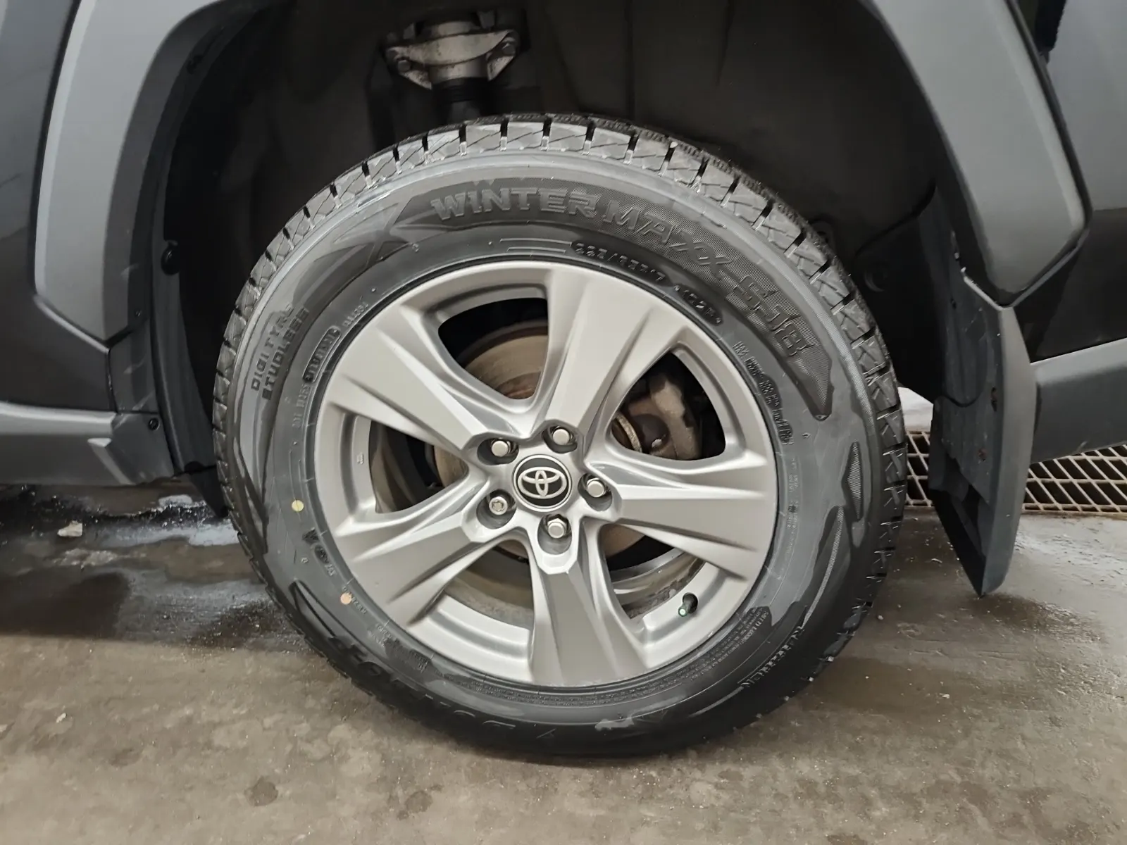 Left Rear Wheel/Tire Photo
