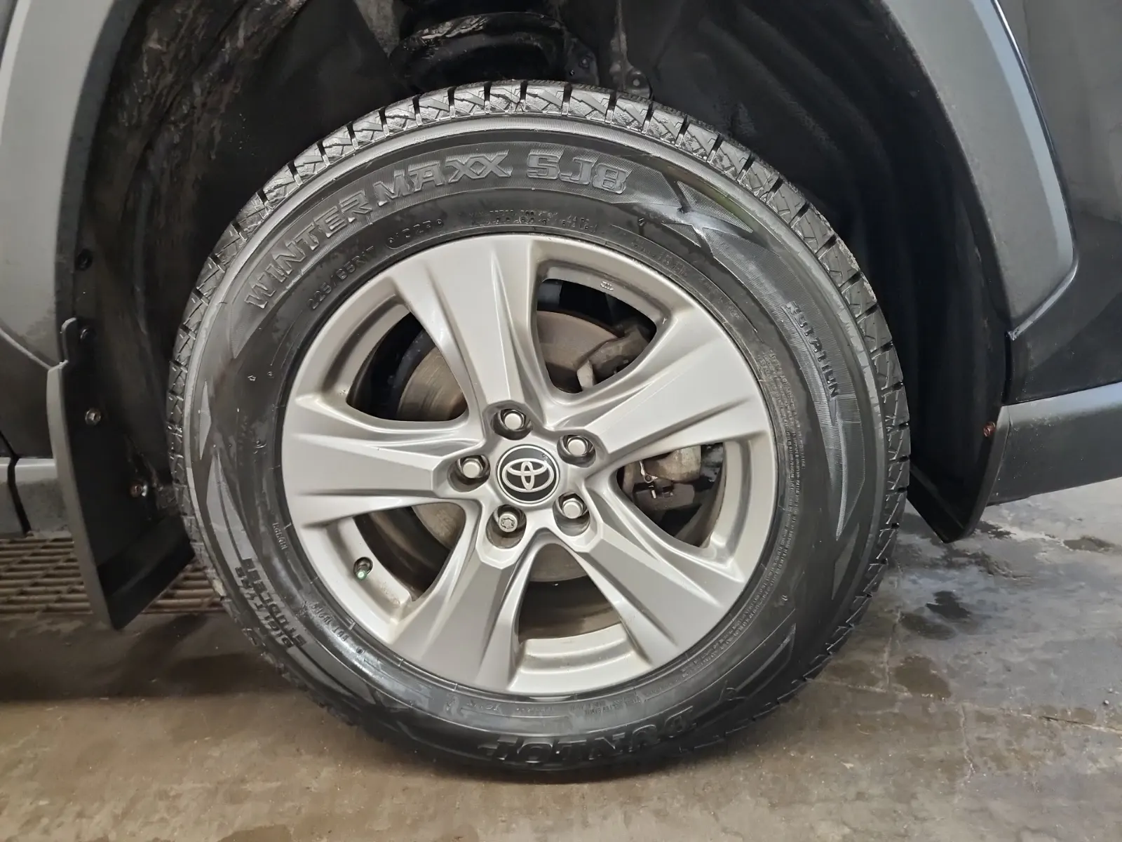 Right Front Wheel/Tire Photo