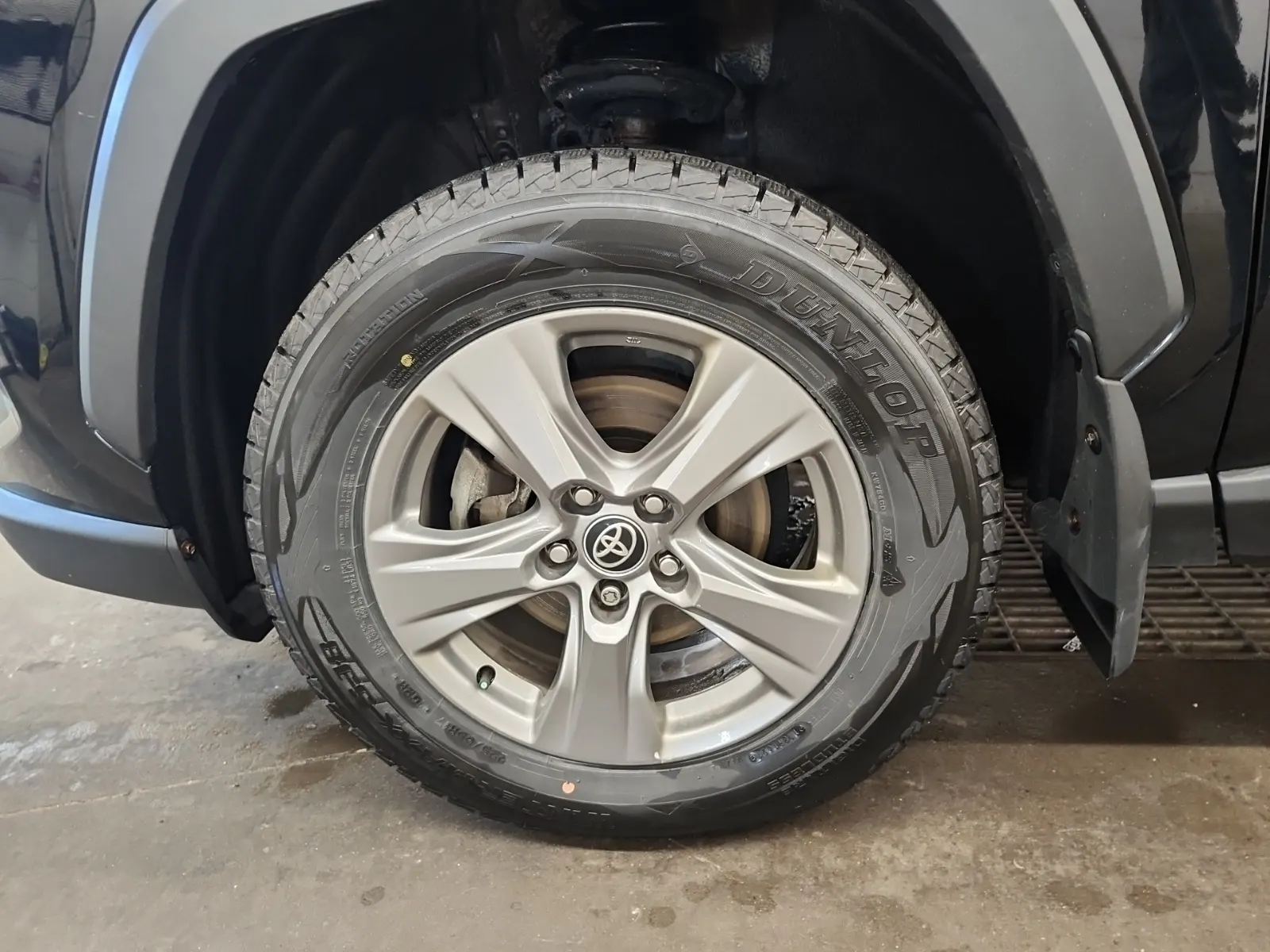 Front driver wheel/tire photo