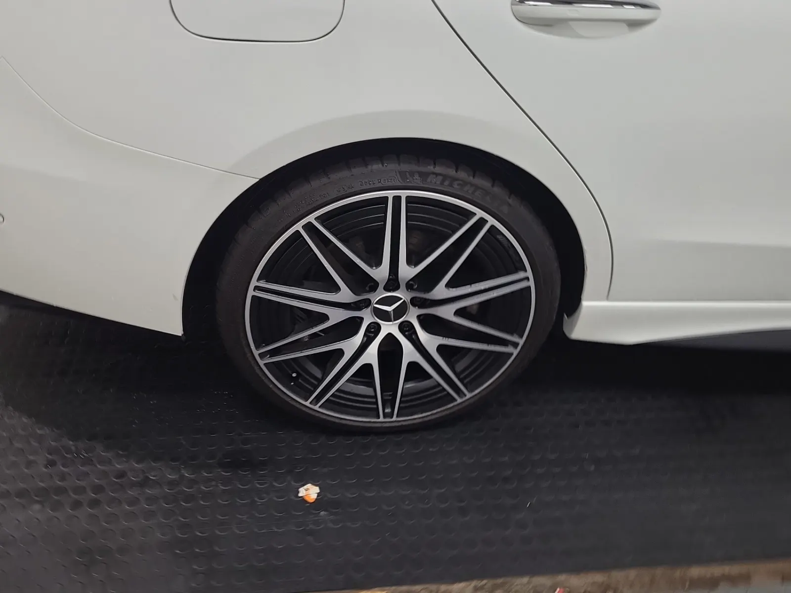 Right Rear Wheel/Tire Photo