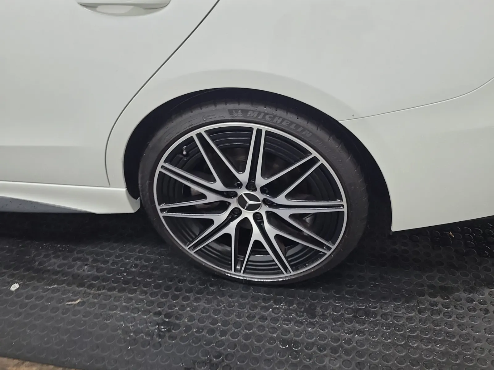 Left Rear Wheel/Tire Photo