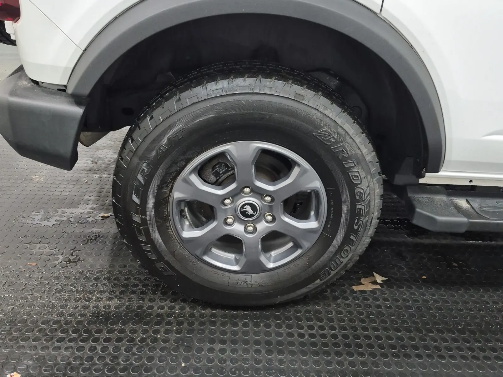 Right Rear Wheel/Tire Photo