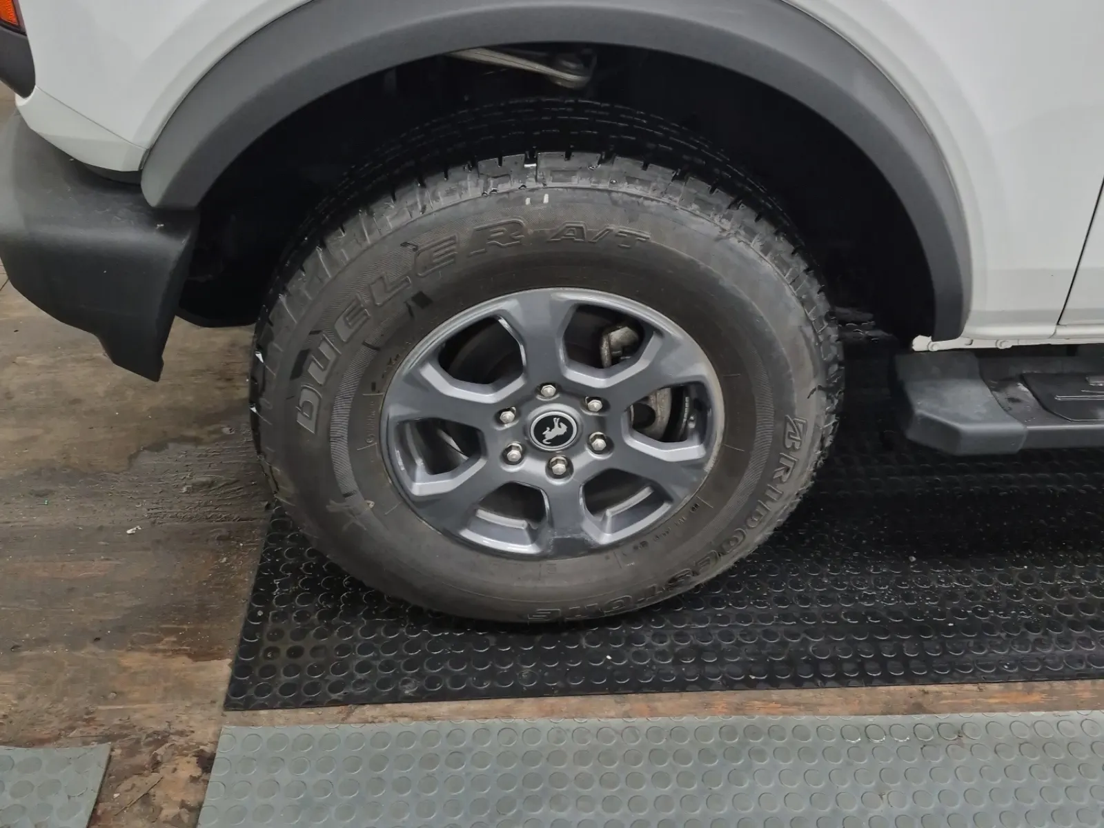 Front driver wheel/tire photo