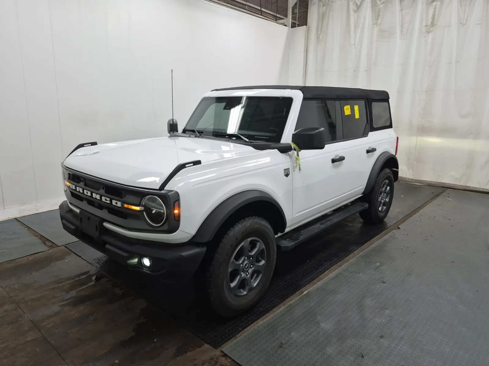 Front driver 3/4 photo