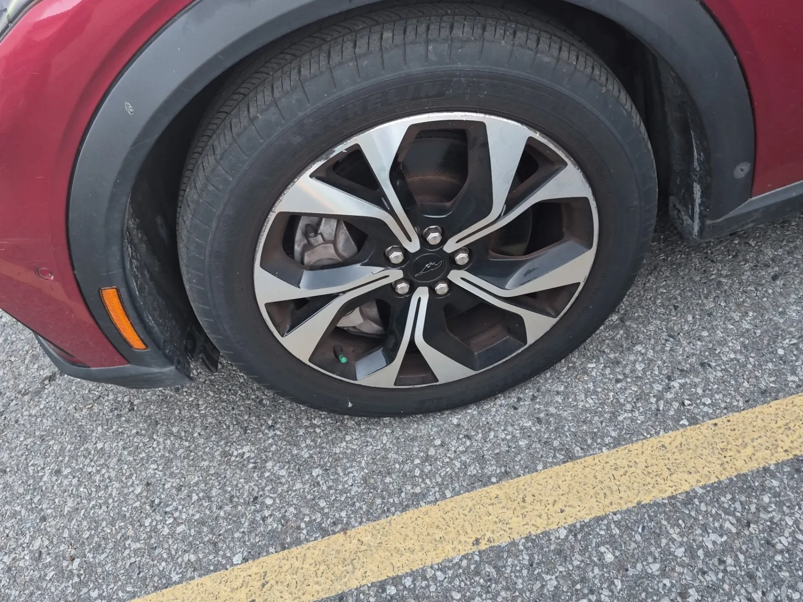 Front driver wheel/tire photo