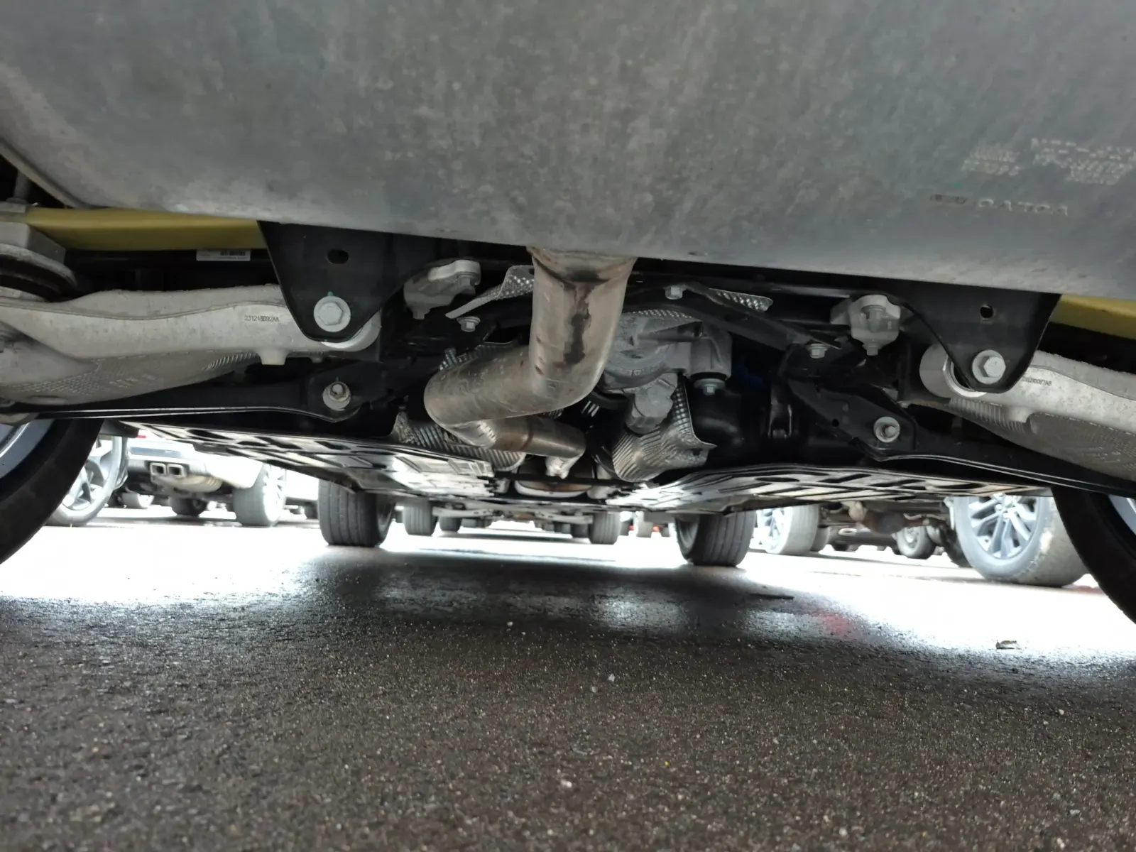 Undercarriage - Rear Photo