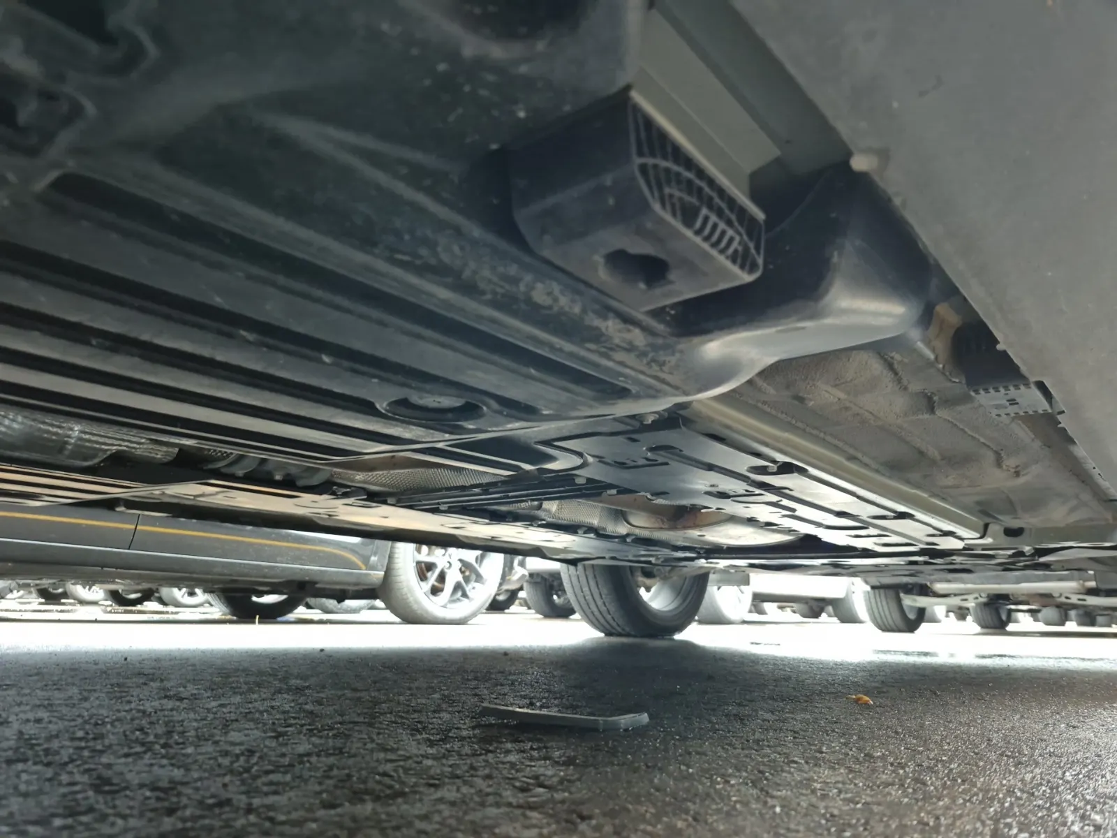 Undercarriage - Passenger Photo