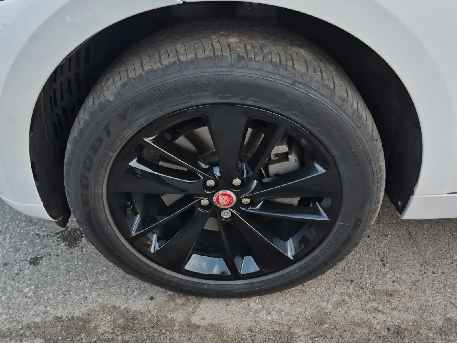Front driver wheel/tire photo