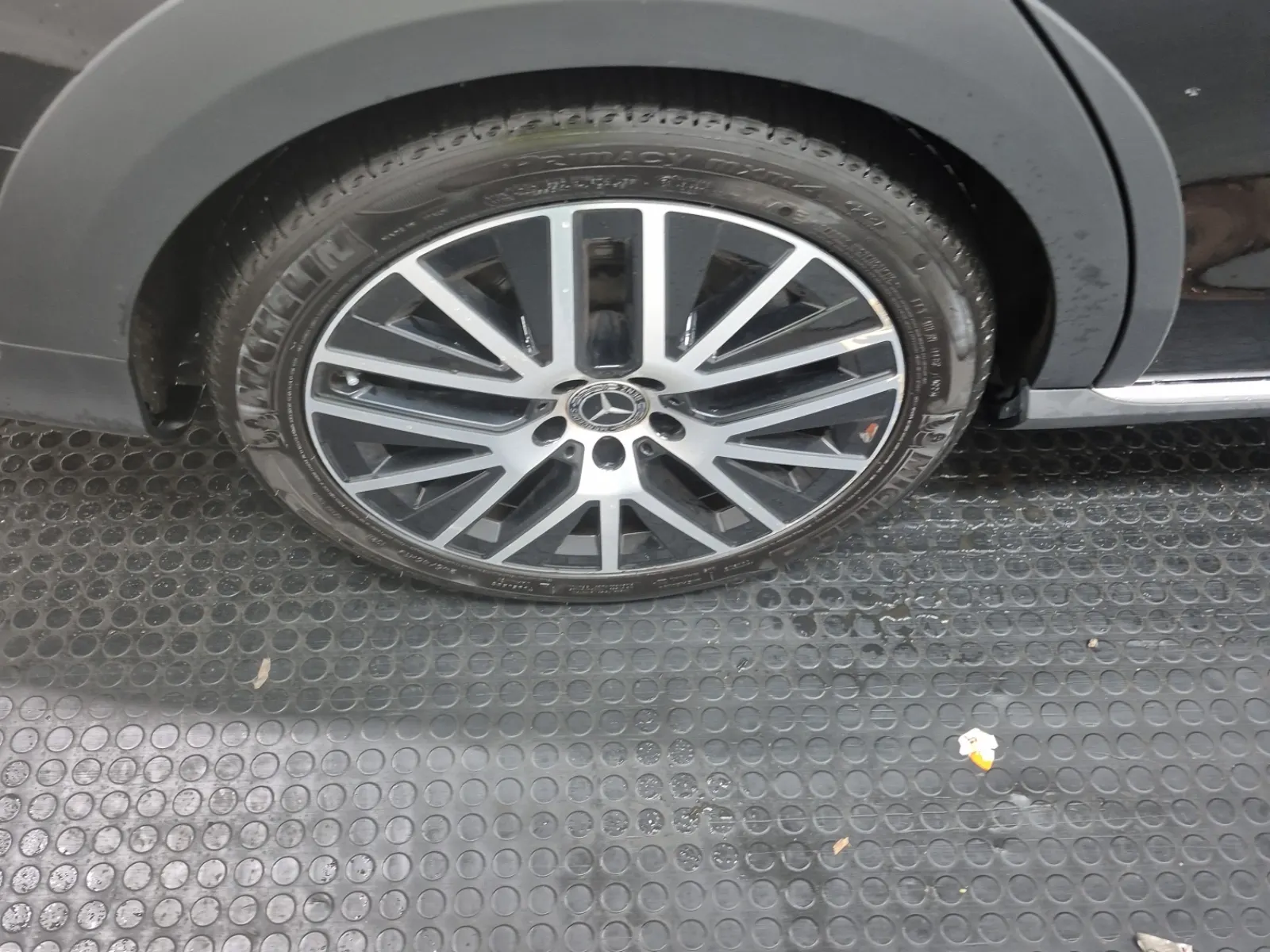Right Rear Wheel/Tire Photo