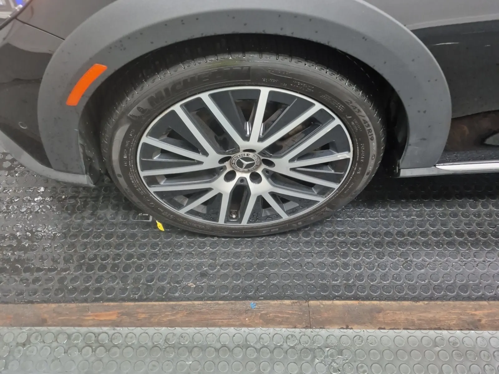 Front driver wheel/tire photo