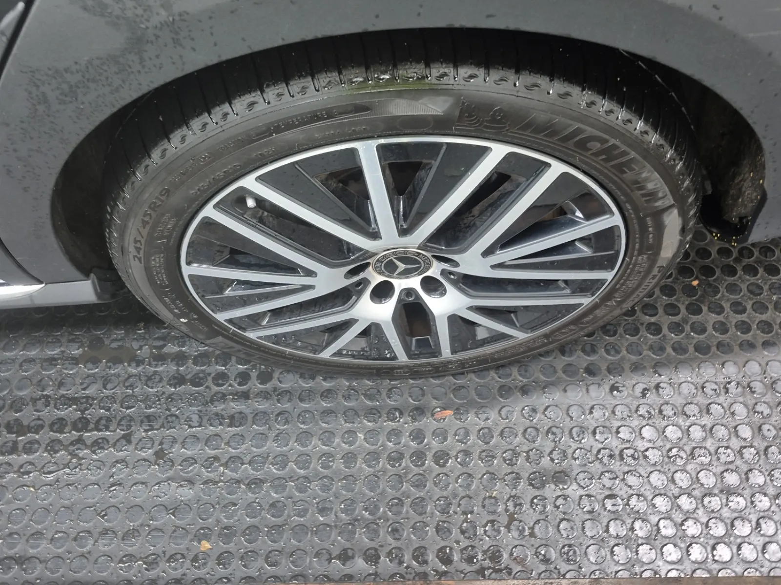 Left Rear Wheel/Tire Photo