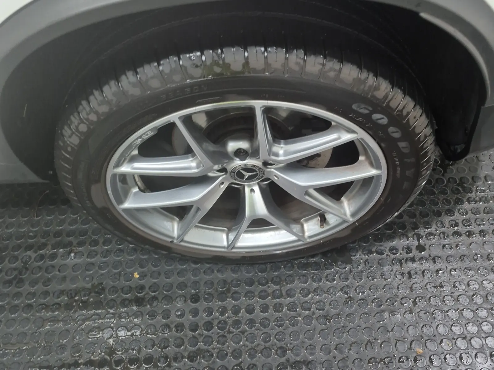 Left Rear Wheel/Tire Photo