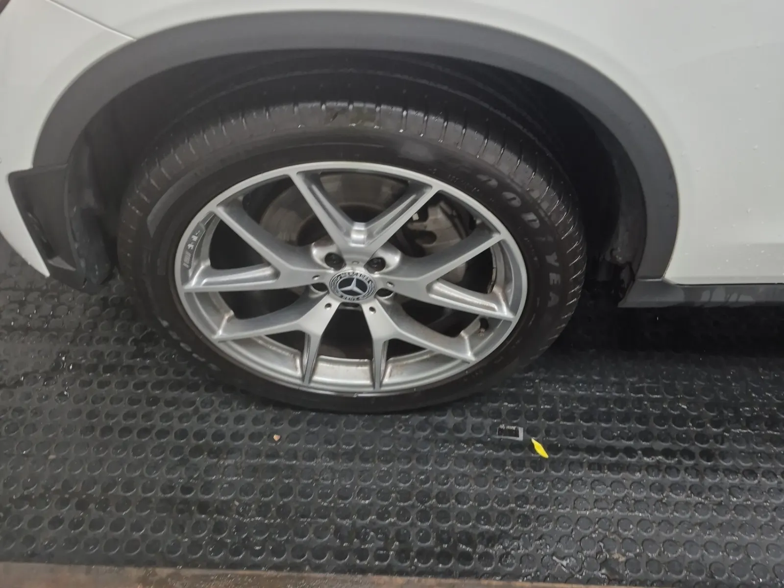 Front driver wheel/tire photo
