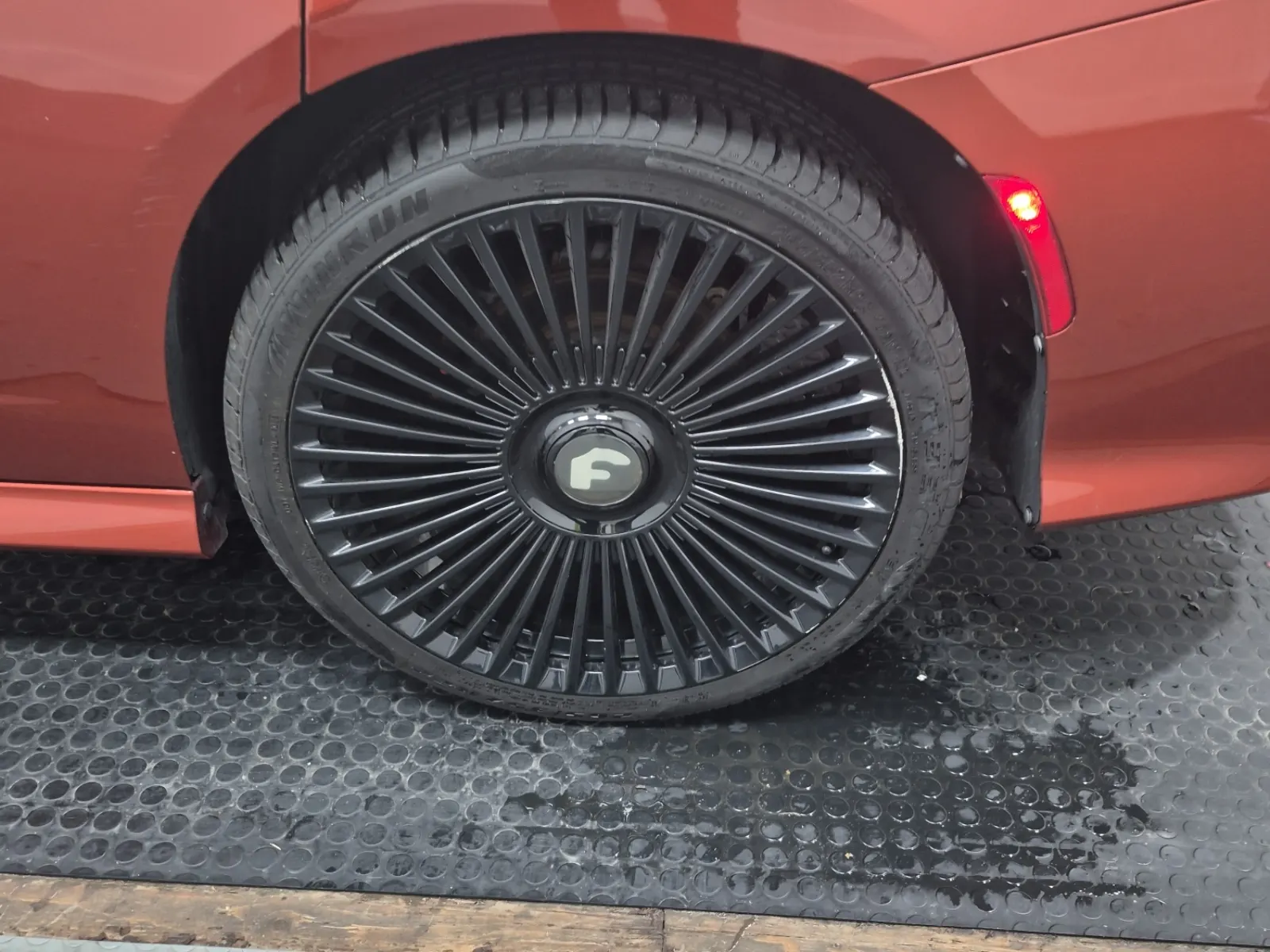 Left Rear Wheel/Tire Photo