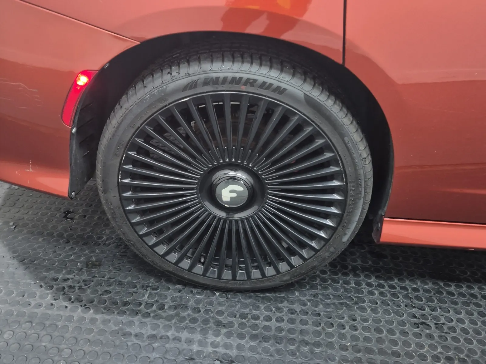 Right Rear Wheel/Tire Photo