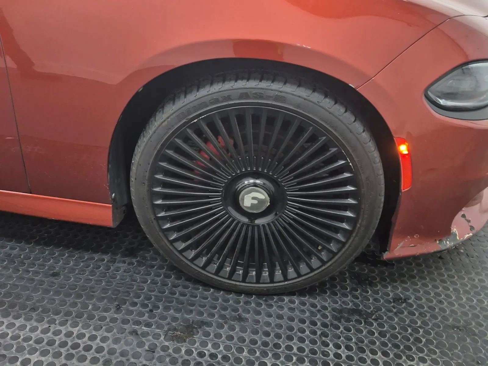 Right Front Wheel/Tire Photo