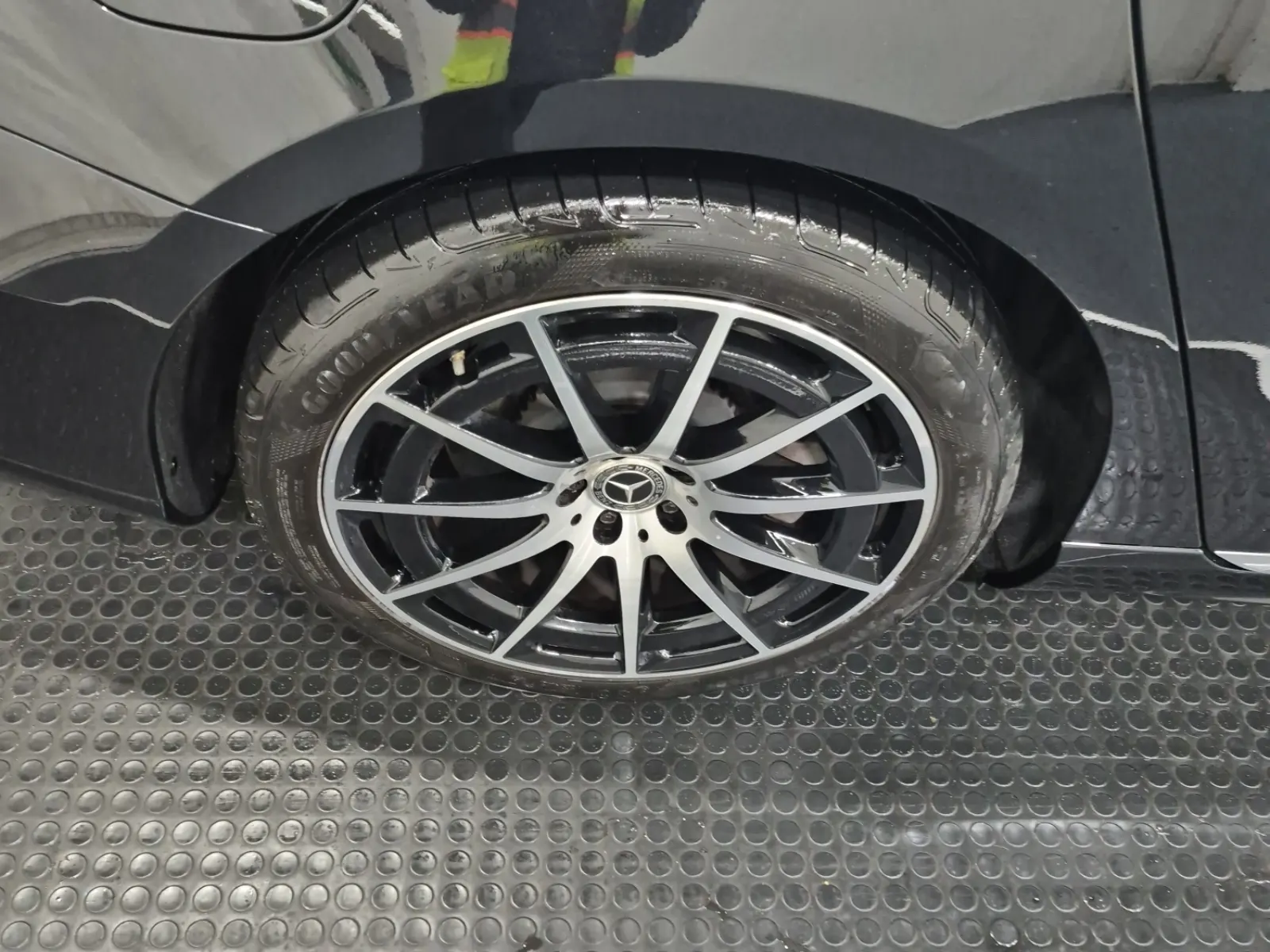 Right Rear Wheel/Tire Photo