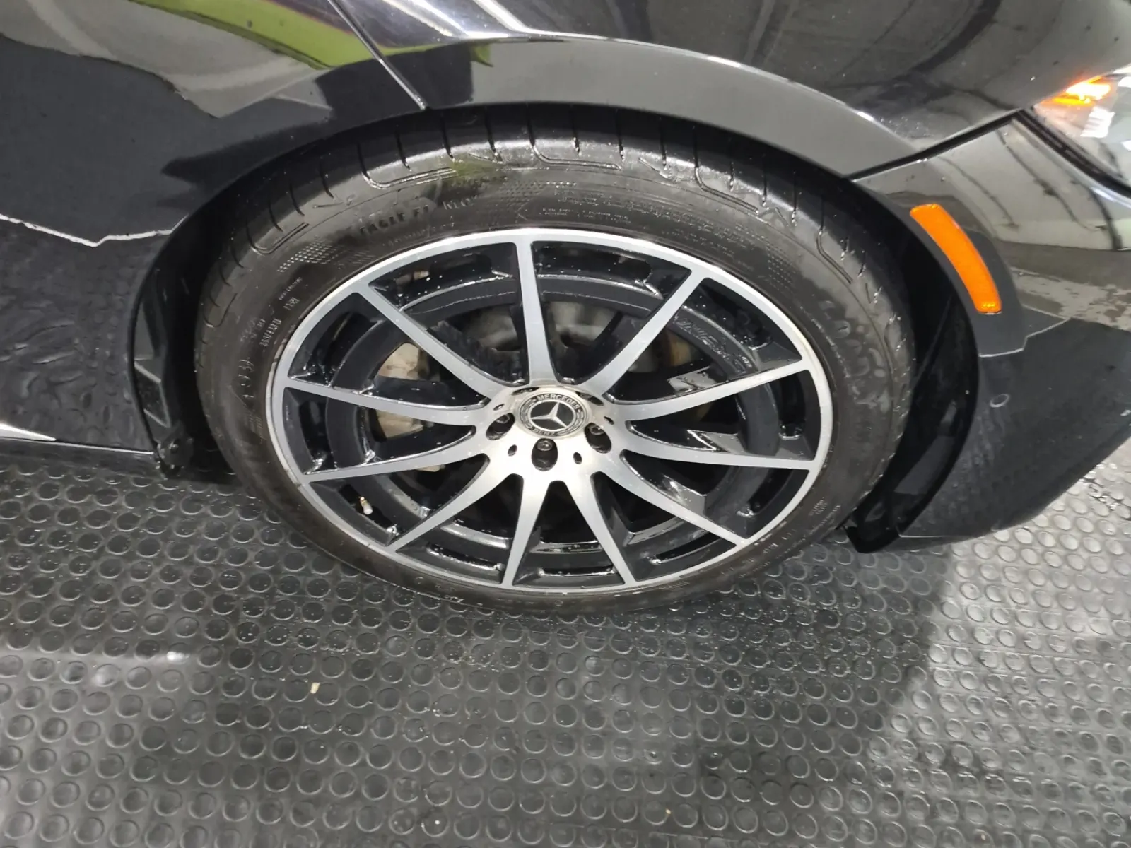Right Front Wheel/Tire Photo