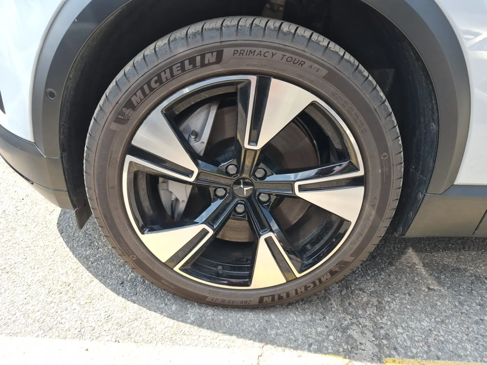 Front driver wheel/tire photo