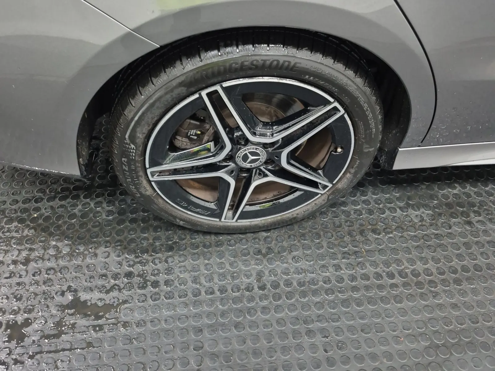 Right Rear Wheel/Tire Photo