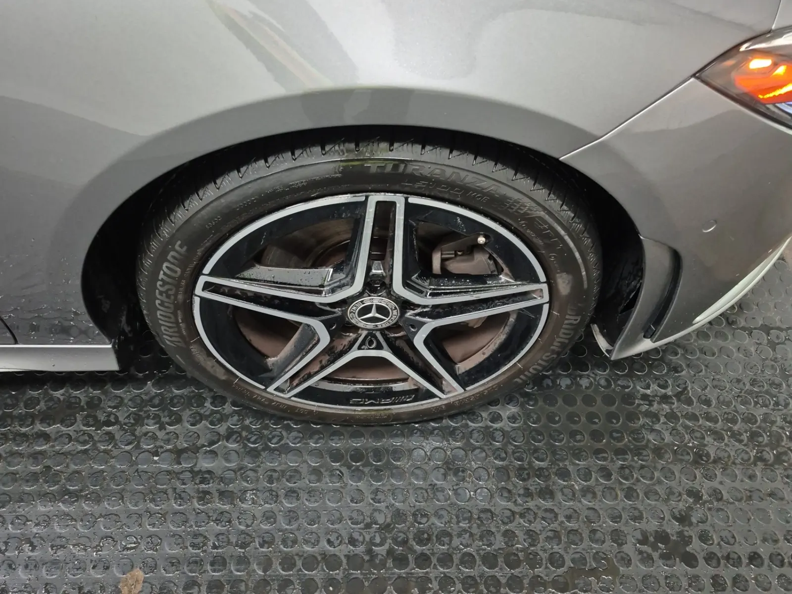 Right Front Wheel/Tire Photo
