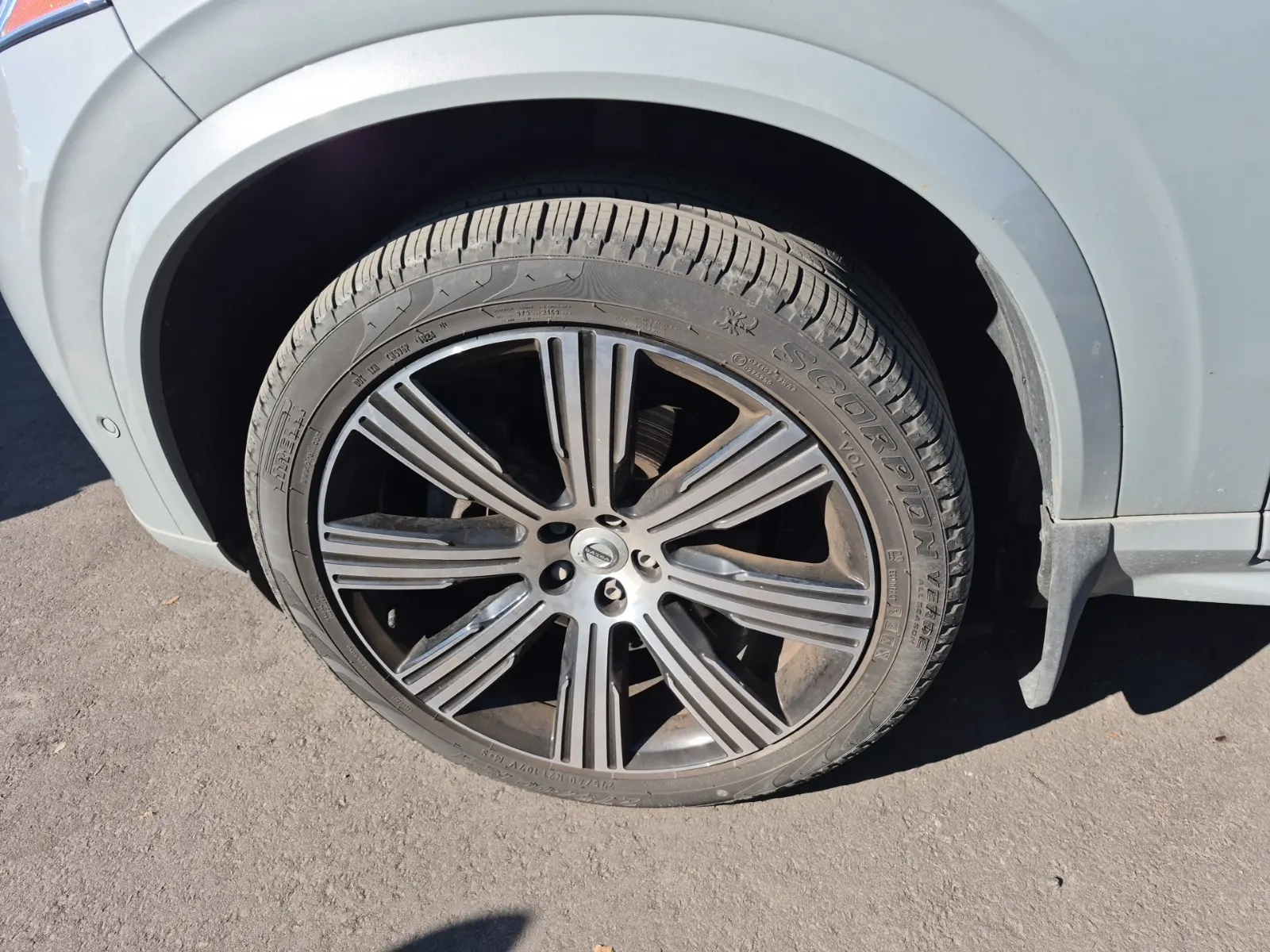 Front driver wheel/tire photo
