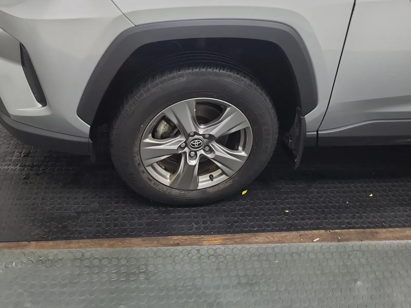 Front driver wheel/tire photo