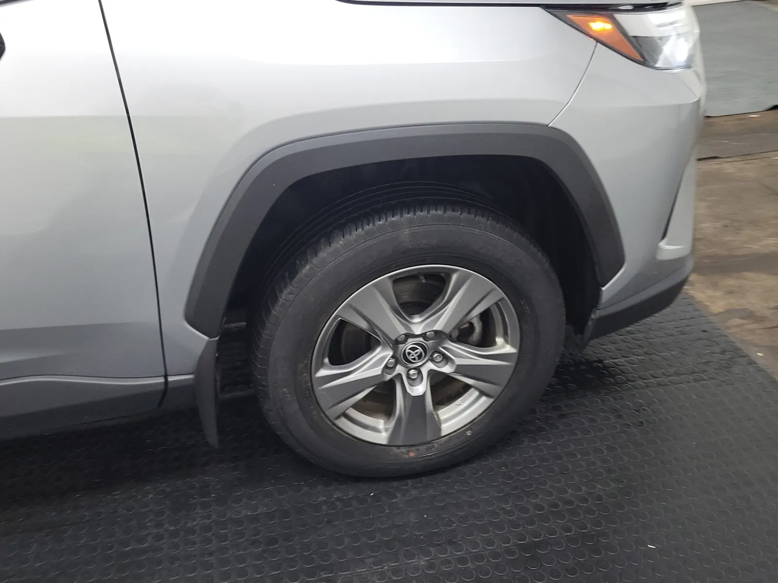 Right Front Wheel/Tire Photo