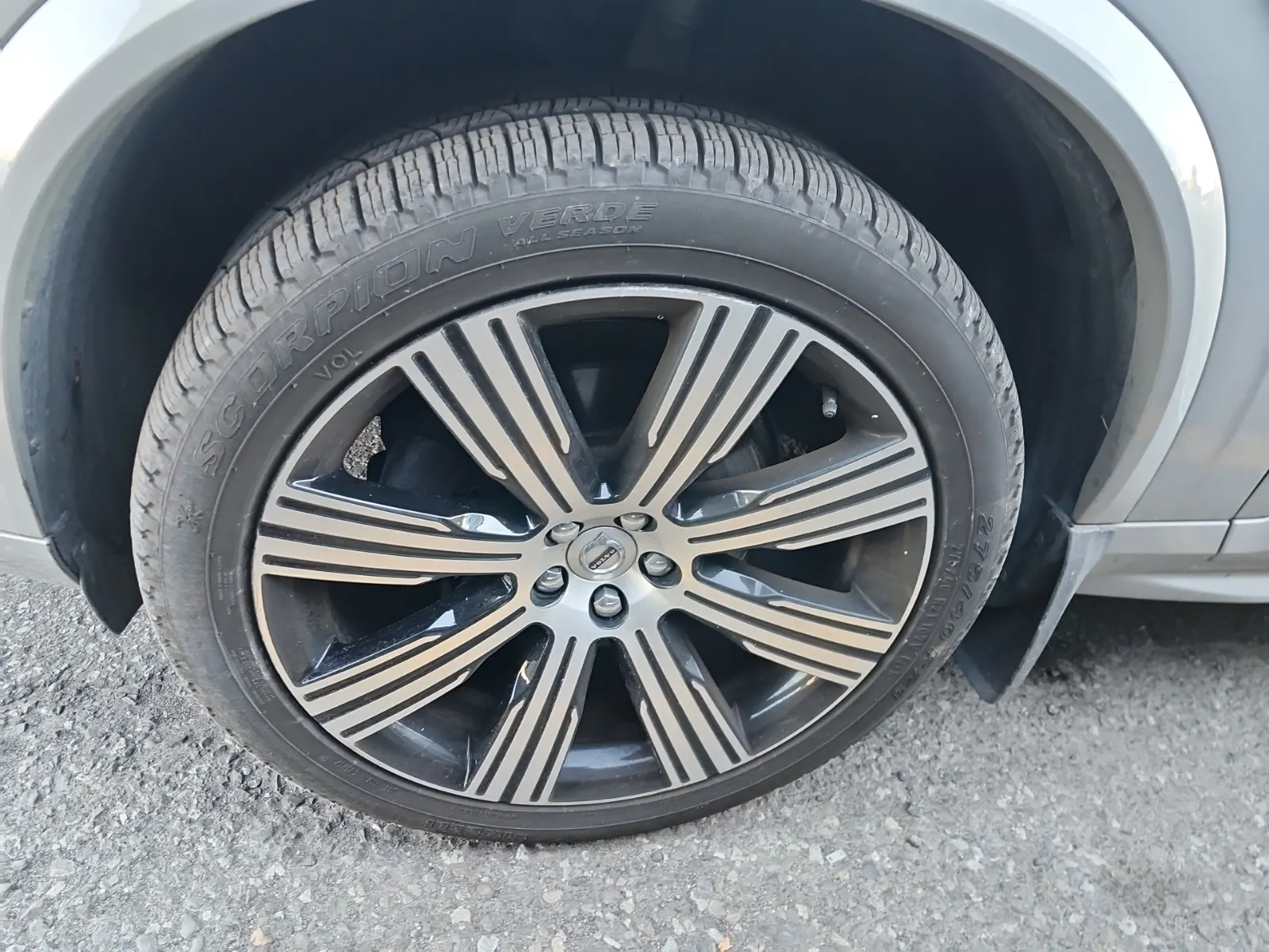 Front driver wheel/tire photo