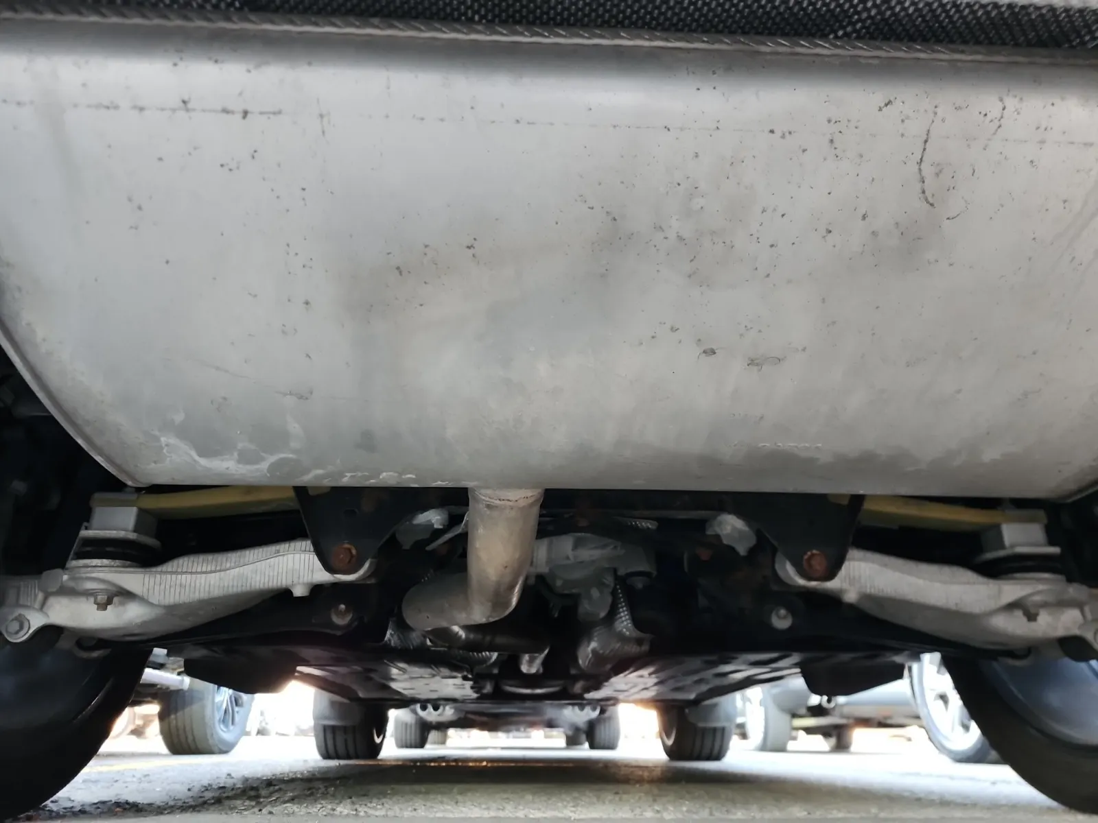 Undercarriage - Rear Photo