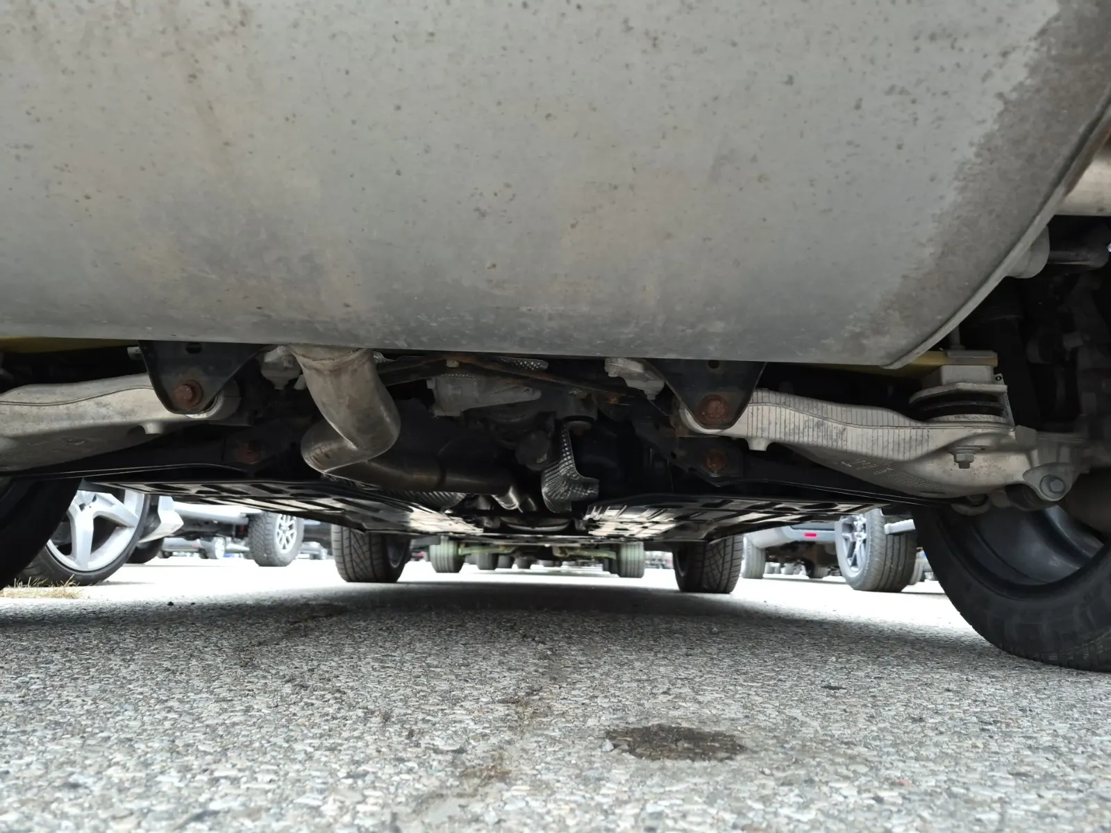 Undercarriage - Rear Photo