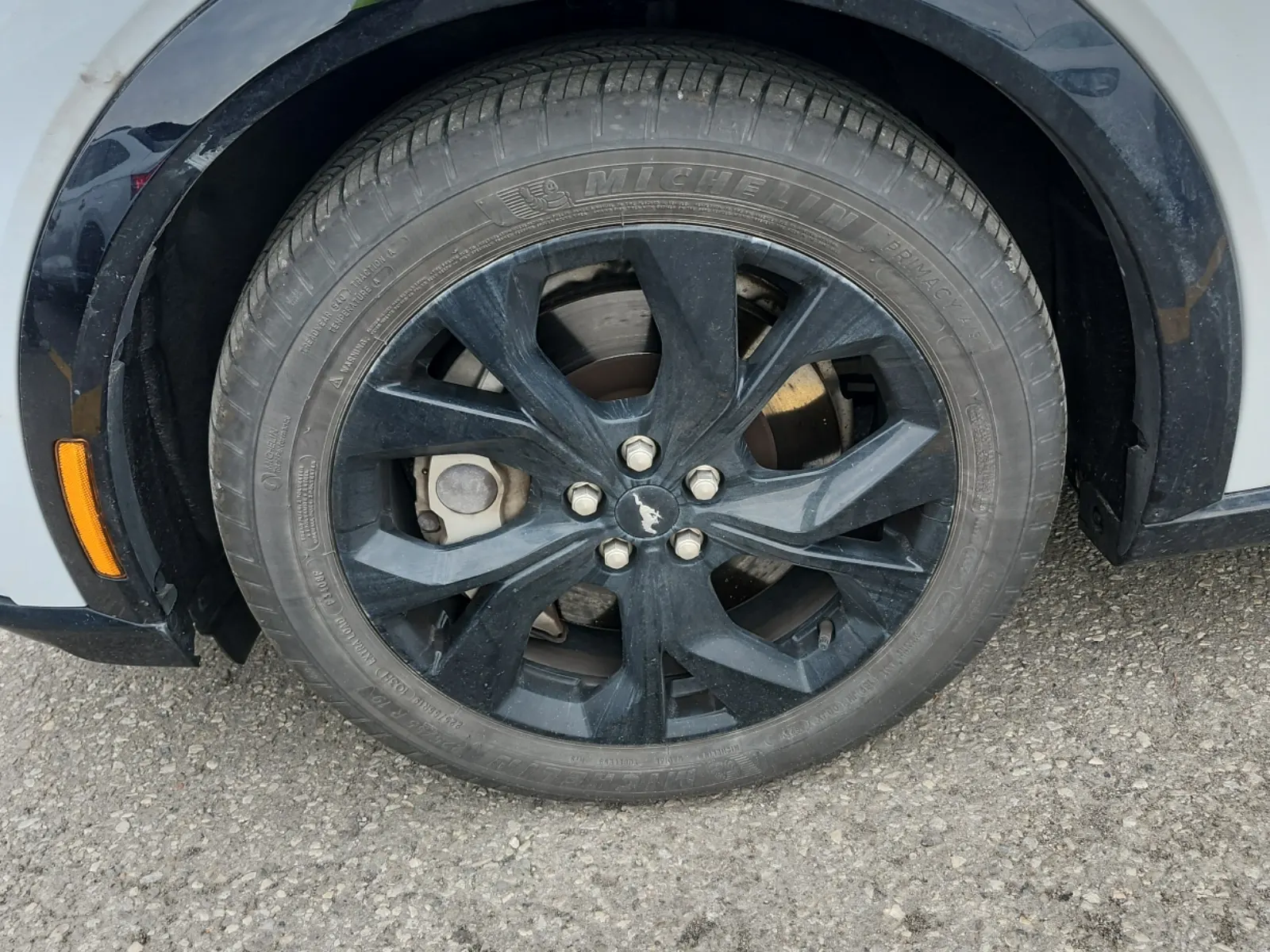 Front driver wheel/tire photo